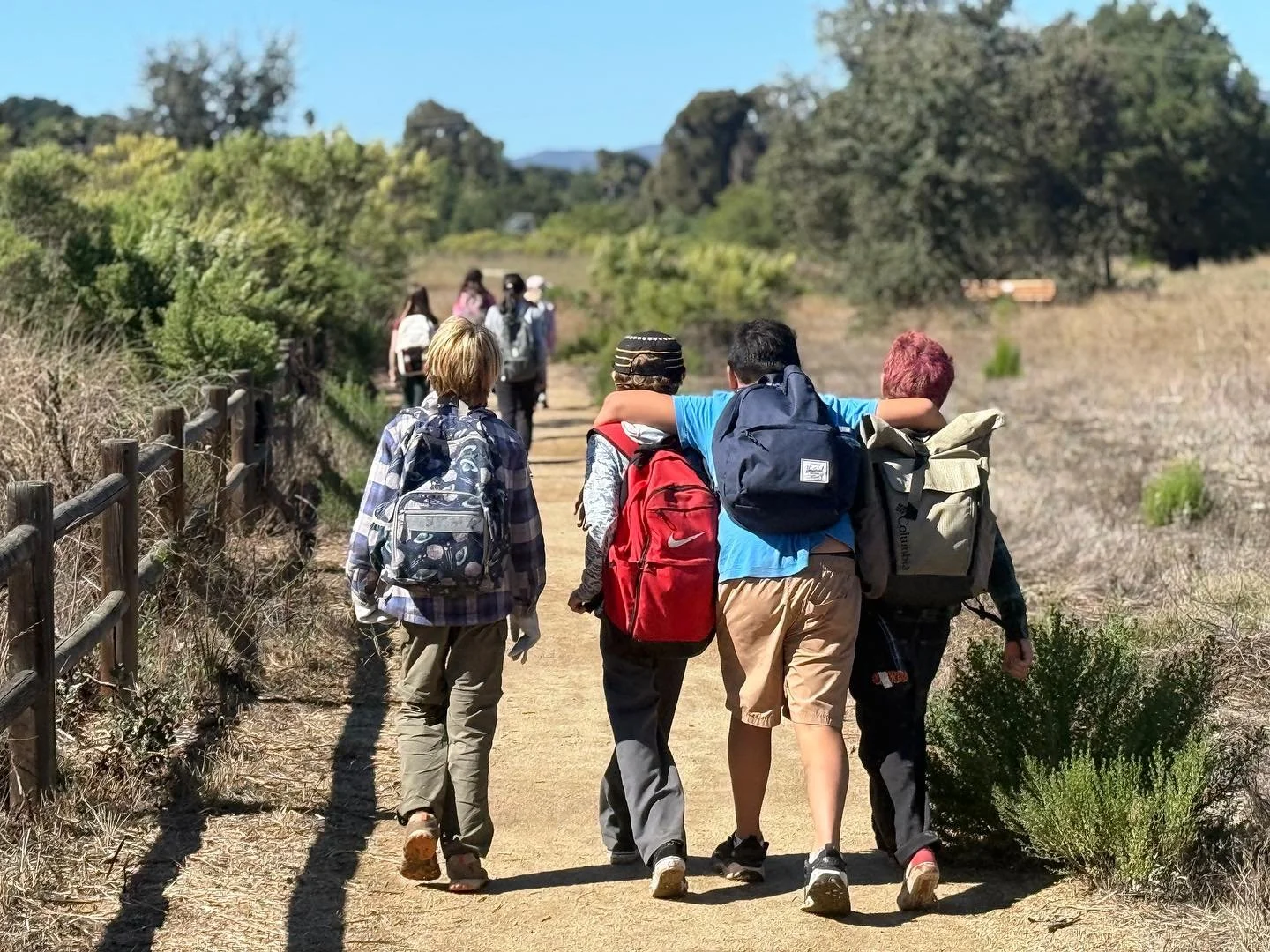 A big shoutout to @ojaivalleyschool for volunteering with OVLC this week! These amazing students and teachers rolled up their sleeves to help care for trails and native habitat at the Ojai Meadows Preserve. From removing invasive species and old fenc