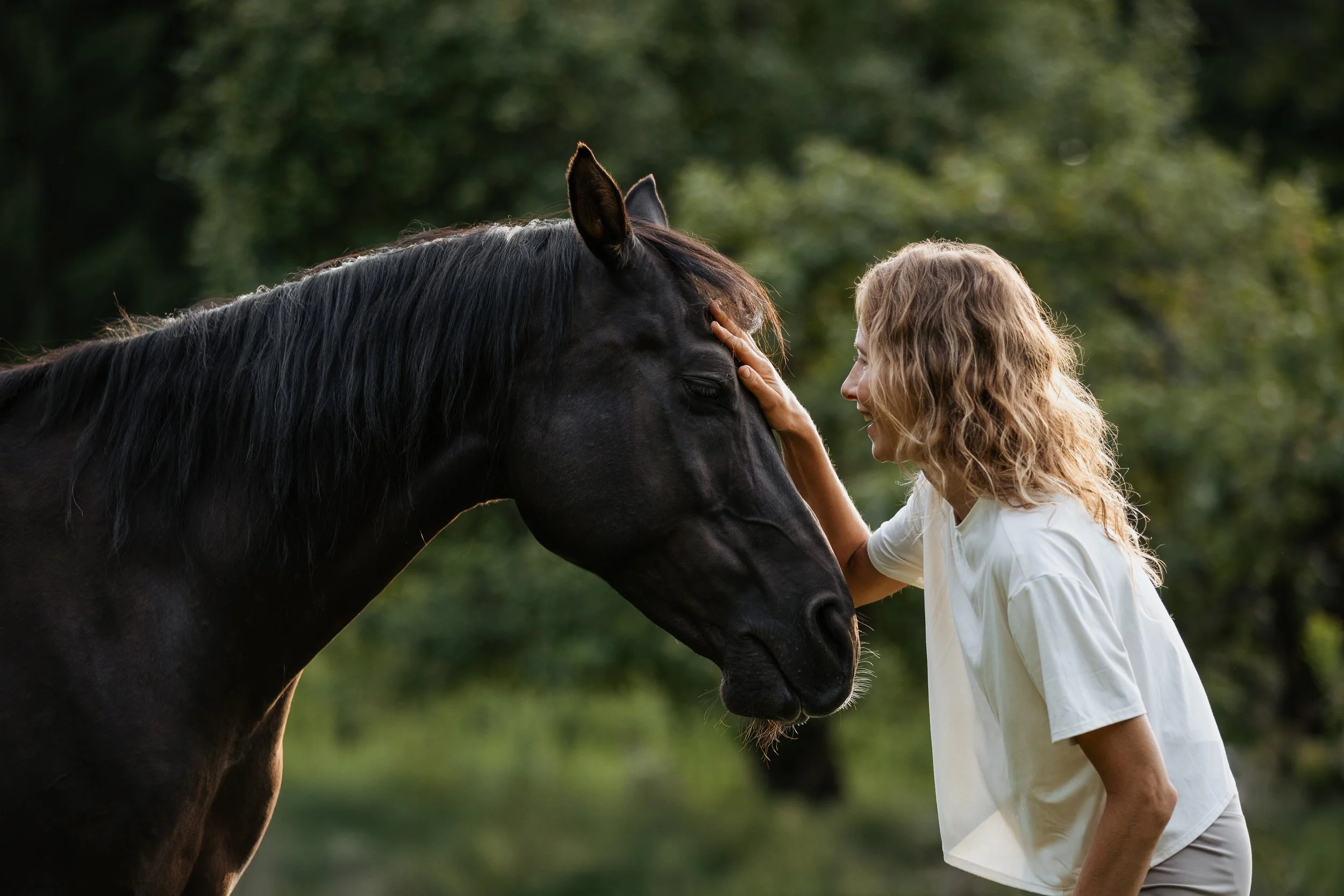 Verena Borell spending quiet time with her horse in the Austrian countryside, reflecting slow and seasonal living.