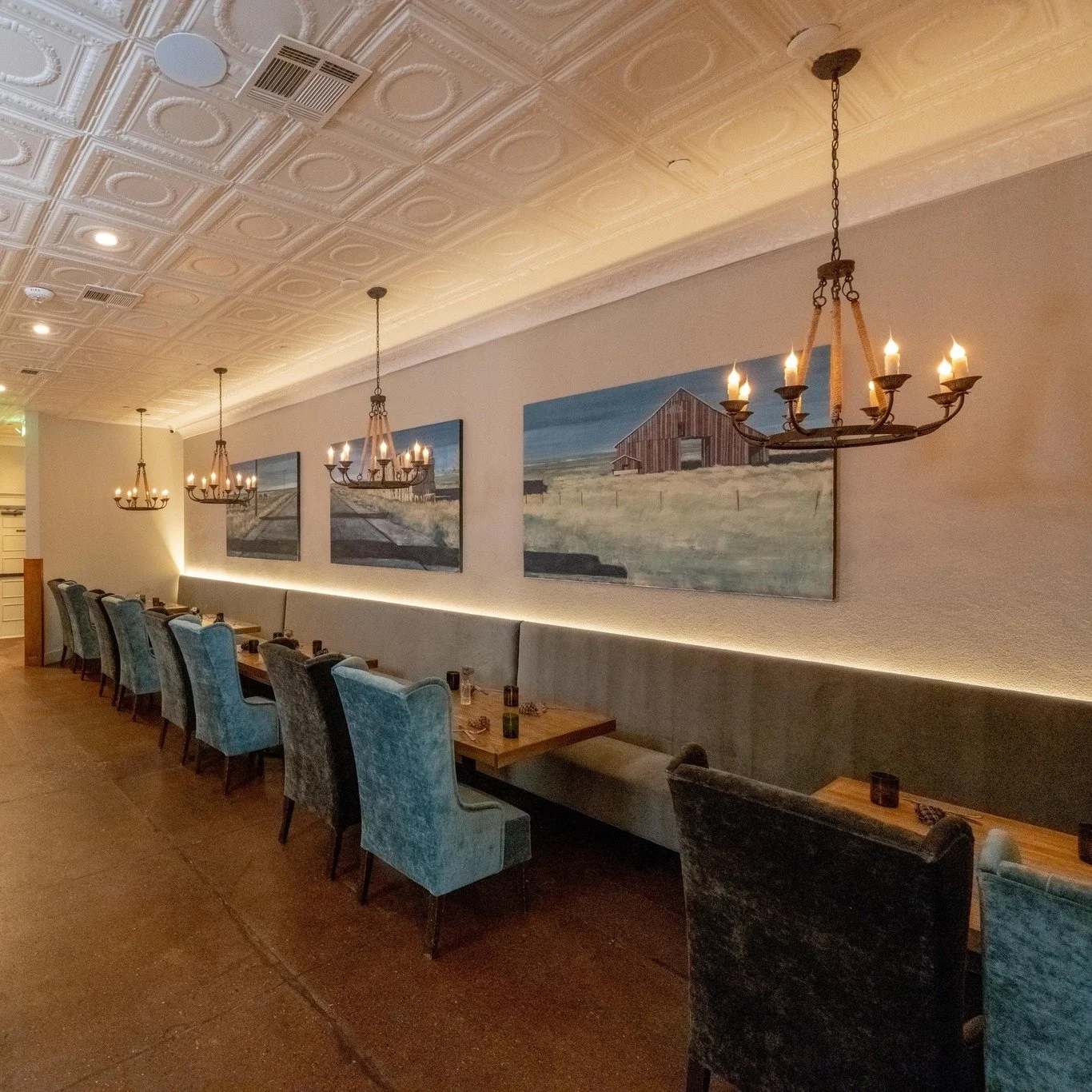 Step inside Harvest&rsquo;s first floor, where history meets farm-to-table dining 🌿🍴

Experience farm-to-table dining&mdash;call (214) 726‑0251 to book your table.

 #livemusicmckinney #farmtotablefood #farmtotable #harvestatthemasonic #downtownmck