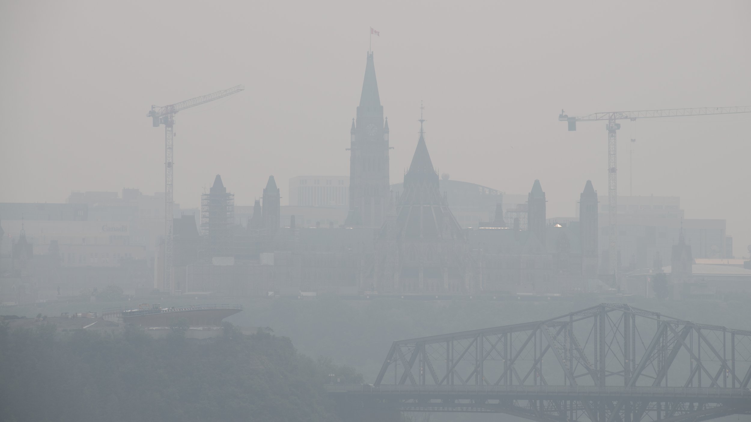 Forest_fire_fog_ottawa_parliment_hill-2.jpg