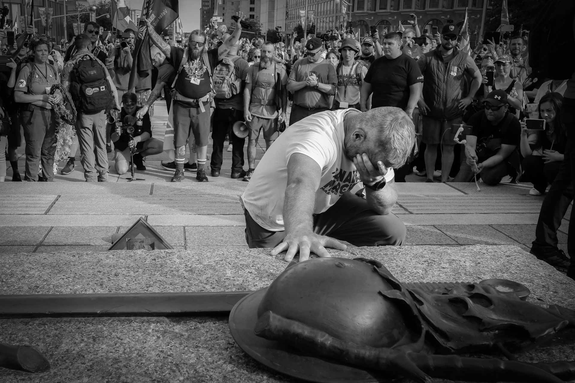 James Topp arrival at the Ottawa War Memorial, Yan Parisien