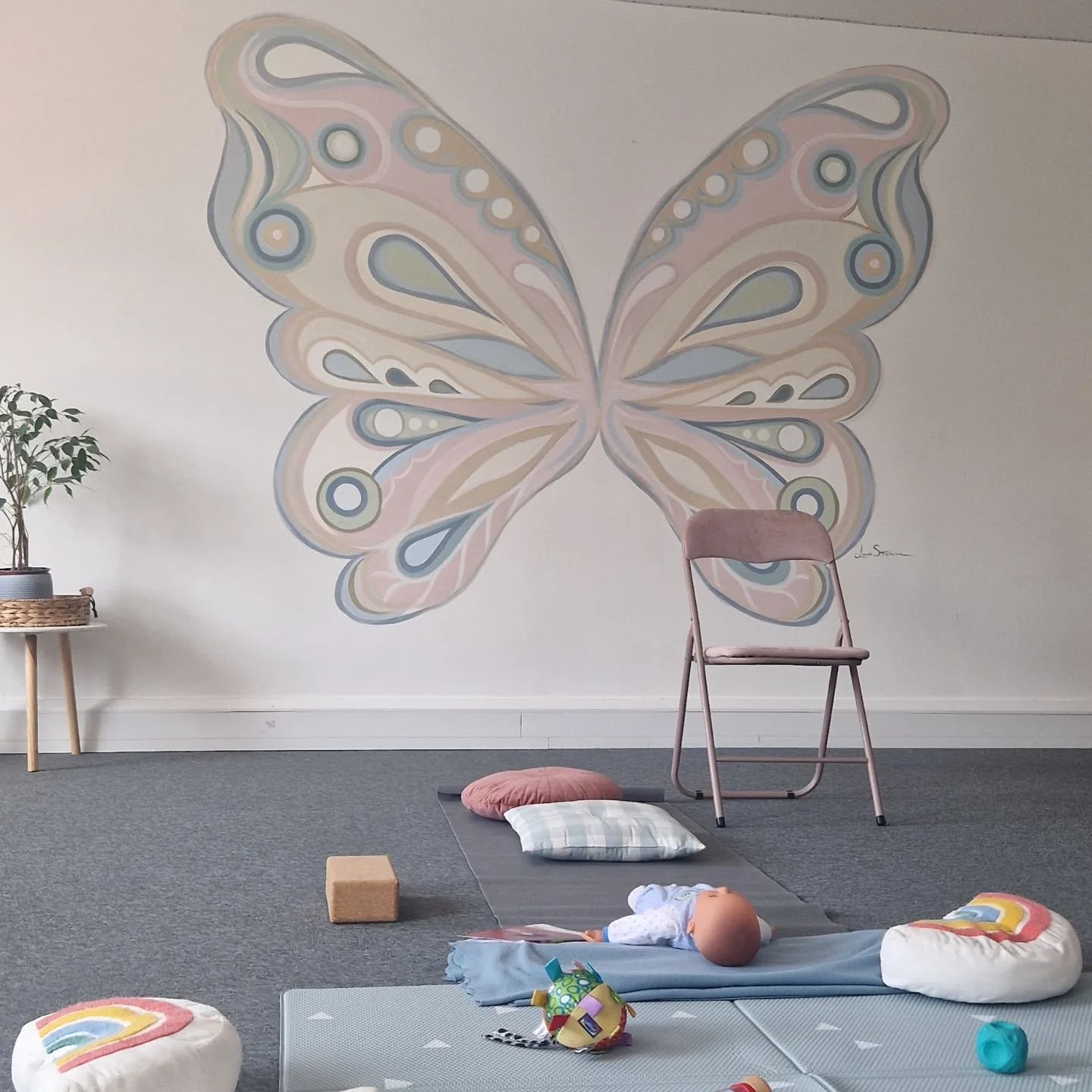 Mum &amp; Baby Yoga classes @little_roo_village.

Join me Monday afternoons for tea, chats, breathwork, movement and rest (if babies allow it!)

2pm - 3pm every Monday (no class Bank Holiday Mondays)

#mumandbabyyoga #postpartum #postpartumfitness #b