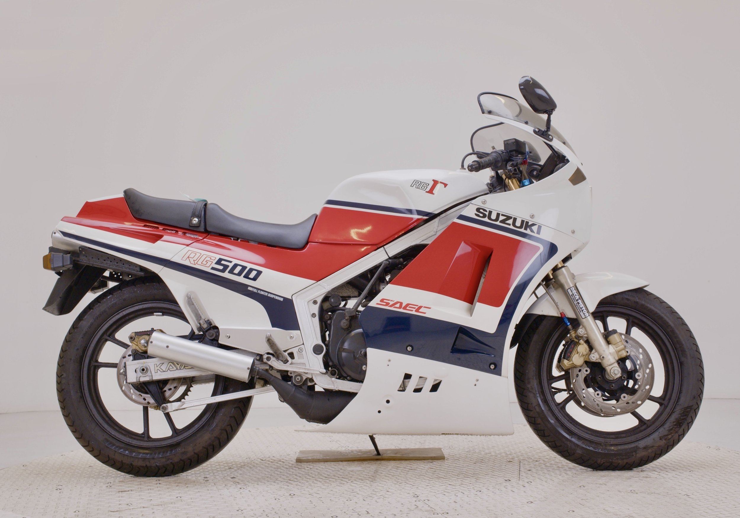 Suzuki RG500 1 copy 4.jpg