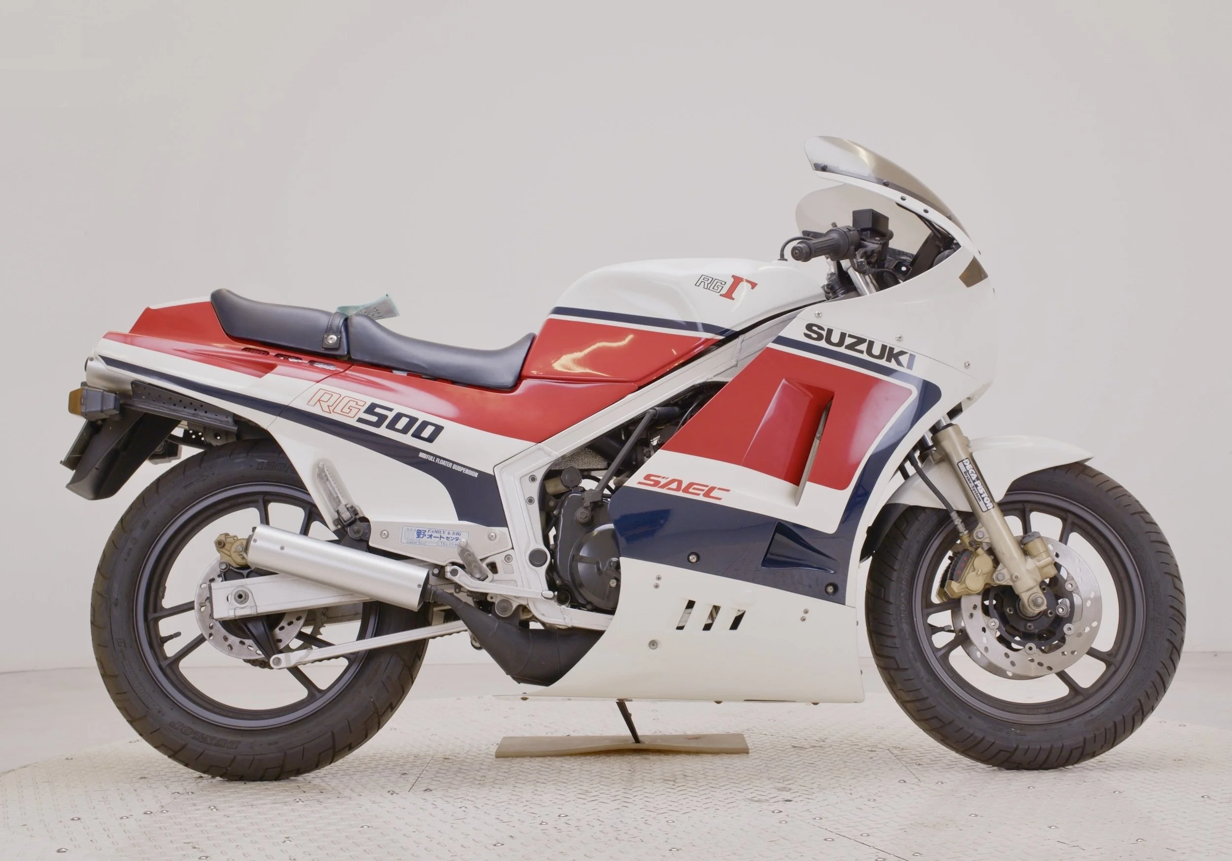 Suzuki RG500 1 copy 3.jpg