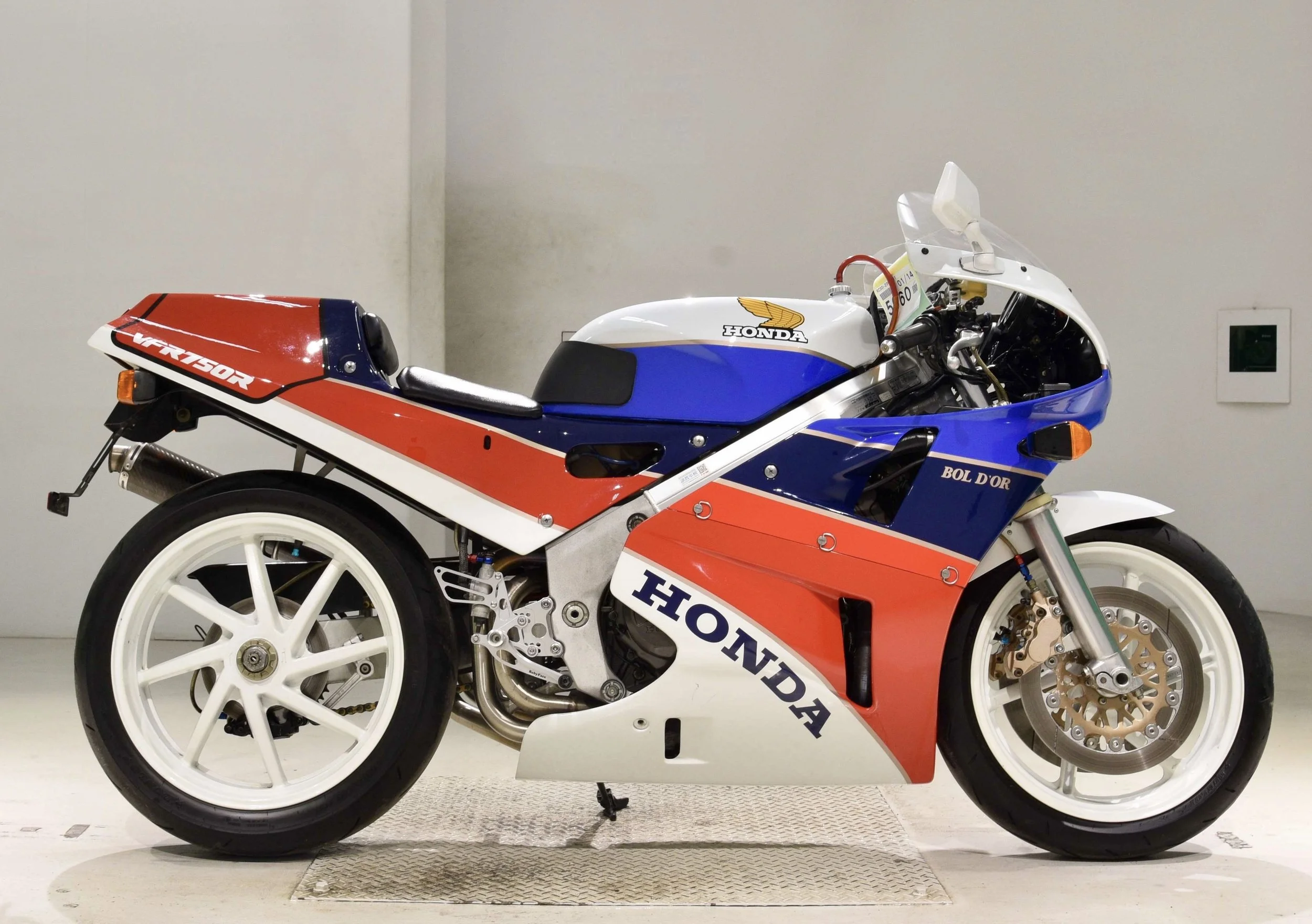 Honda RC30 1 copy 3.jpg