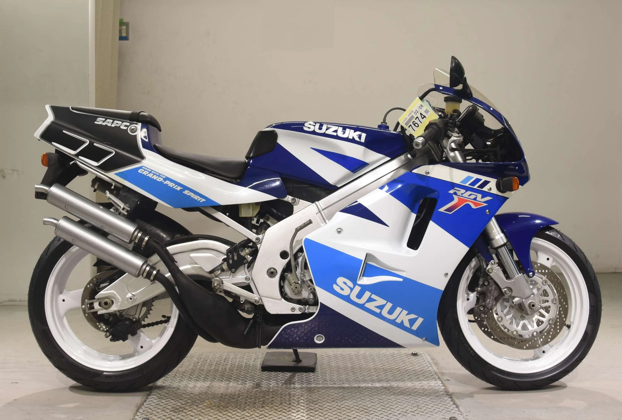 Suzuki RGV250 VJ22 SP 1 copy 3.JPG