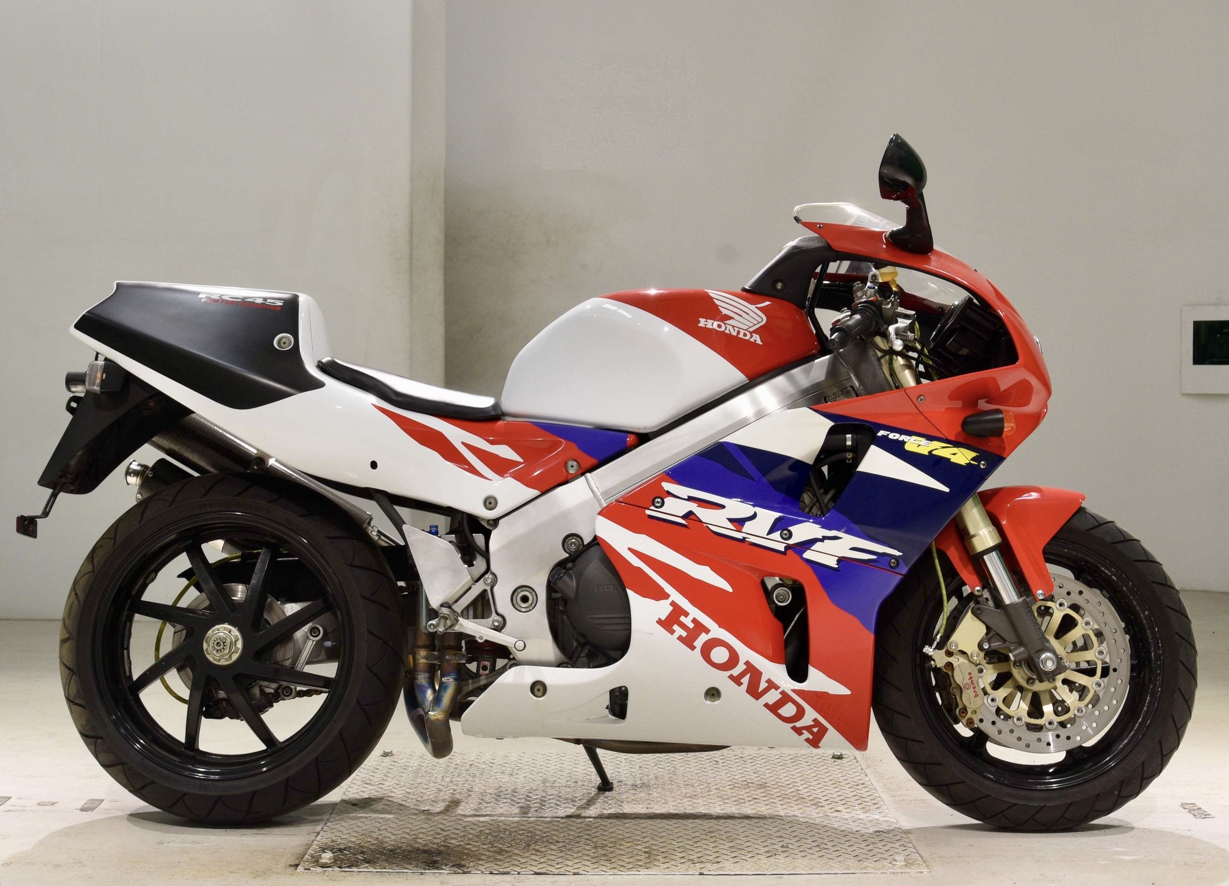 Honda RC45 1 copy 3.jpg