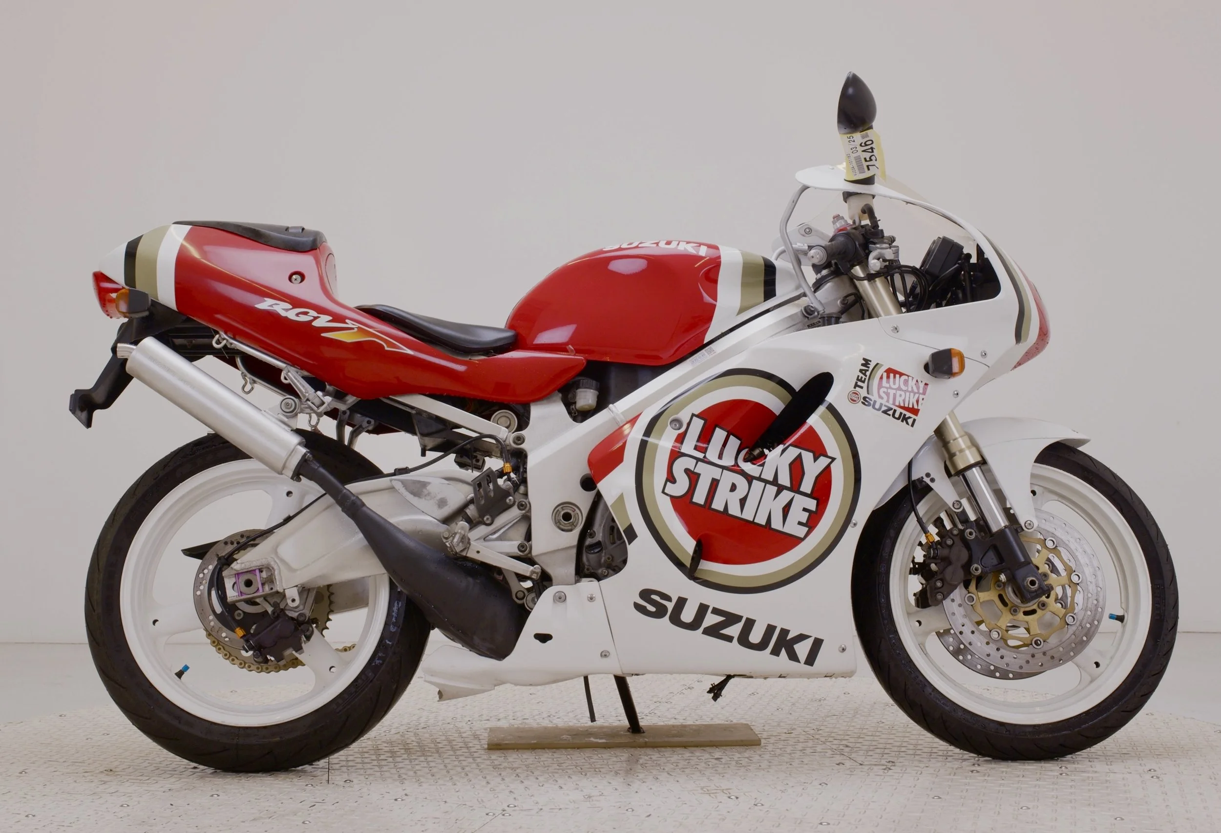 Suzuki RGV250 VJ23 Lucky Strike 1 copy 2.jpg
