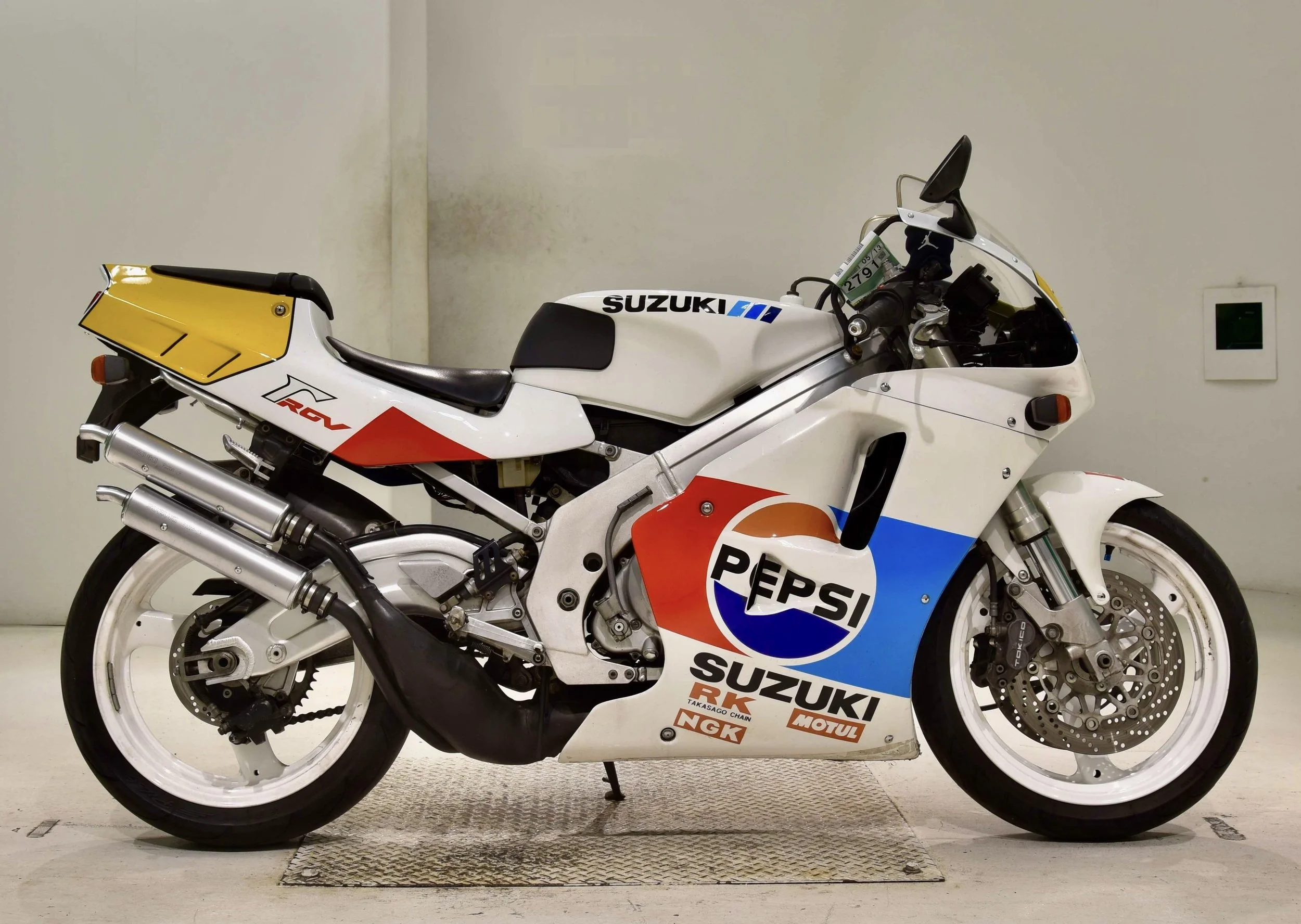 Suzuki RGV250 VJ22 1.jpg