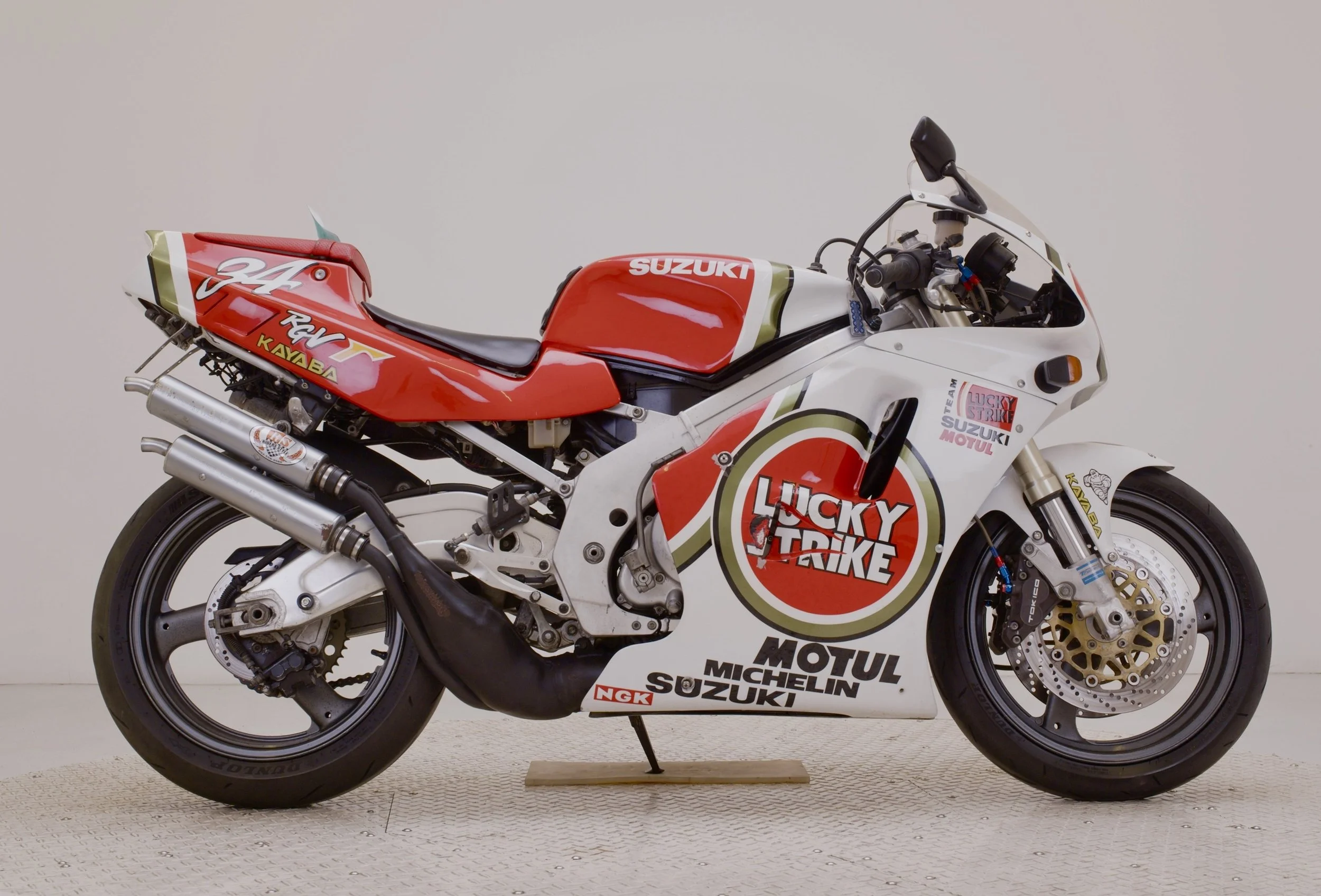 Suzuki RGV250 VJ22 1 copy.jpg
