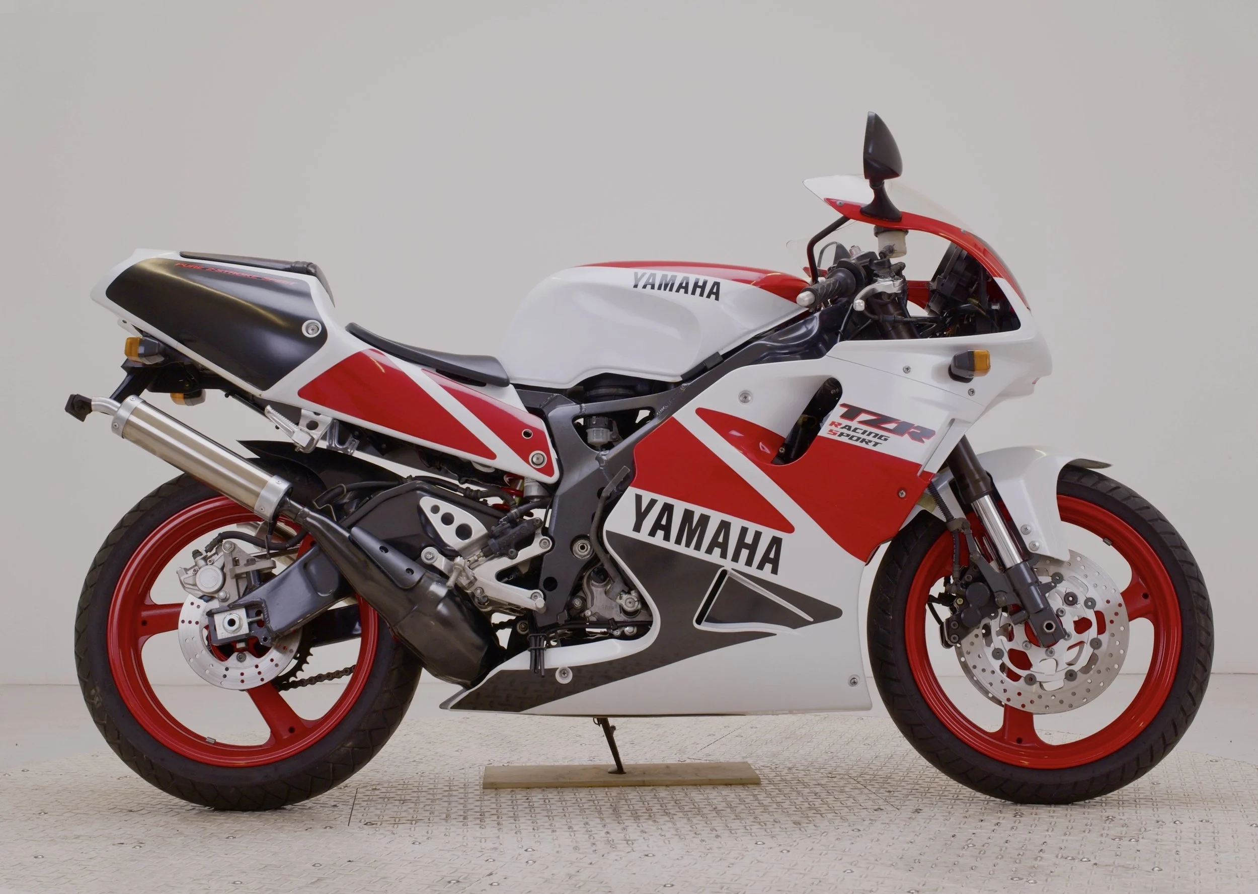 Yamaha TZR250 RS 1.jpg