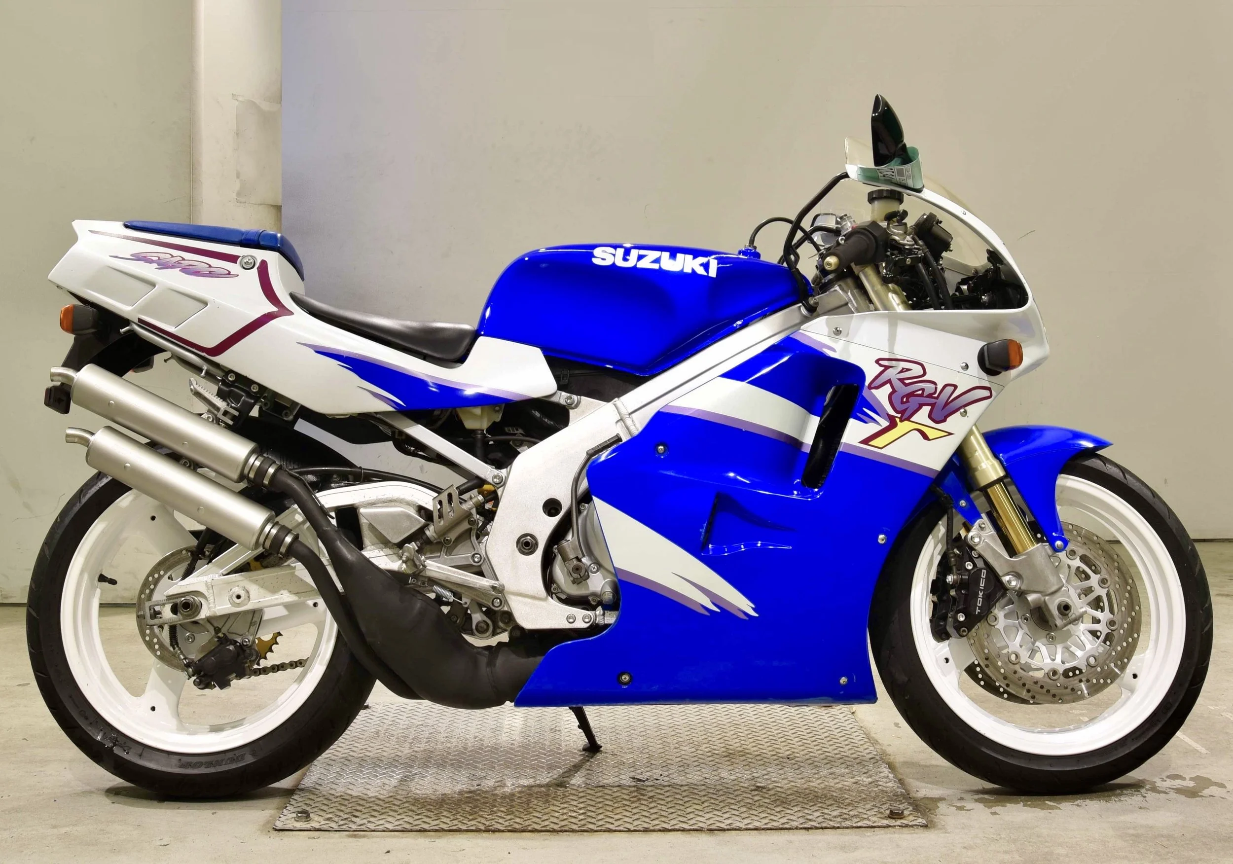 Suzuki RGV250 VJ22 1 copy 2.jpg