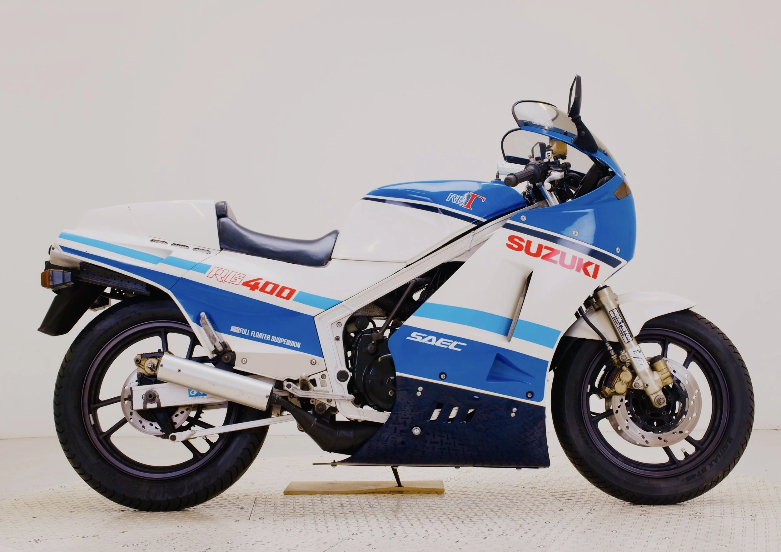 Suzuki RG400 1 copy 2.jpg