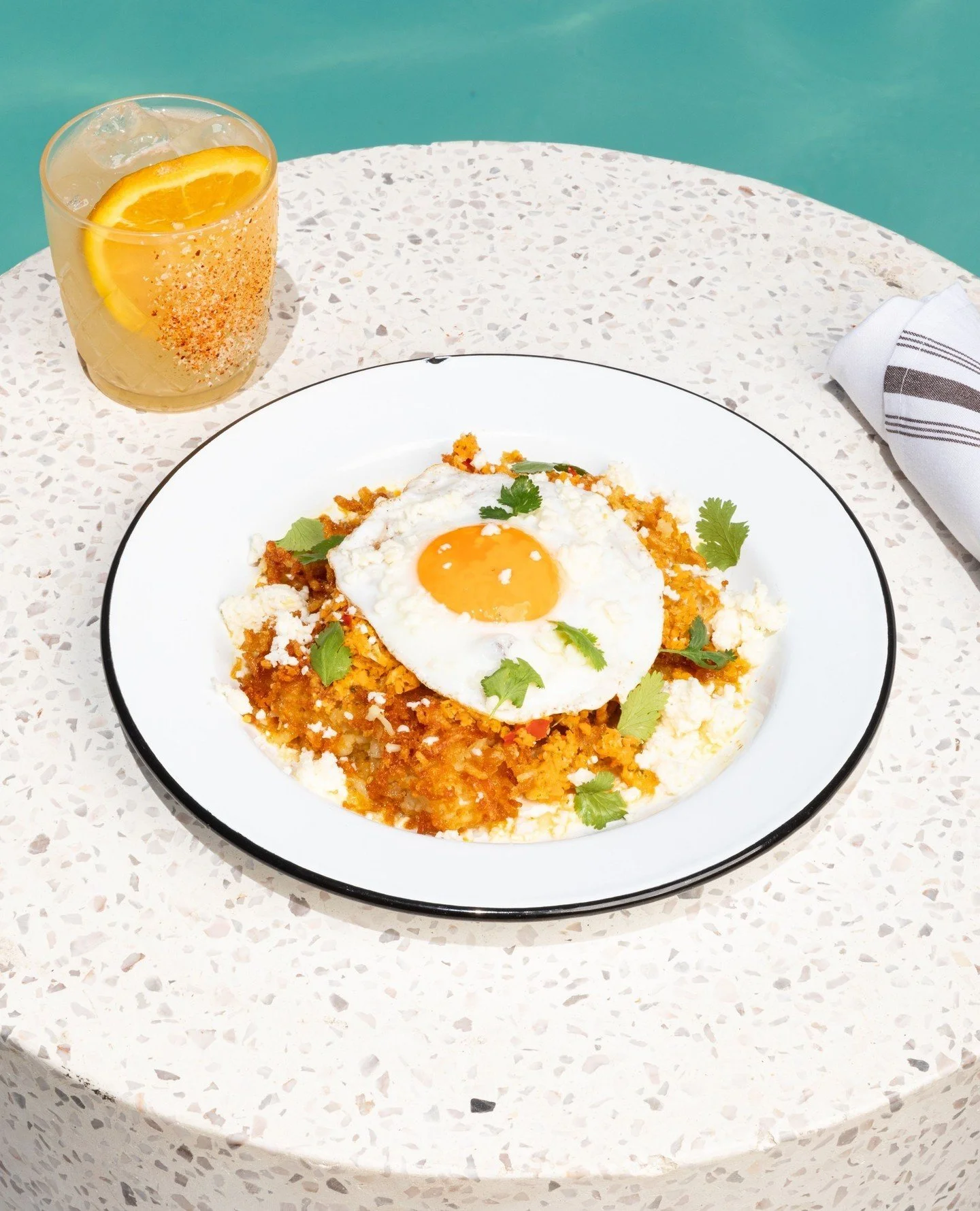 Breakfast on the pool deck captured by @stephen.paul⁠
⁠
#ARRIVEPalmSprings⁠
#ARRIVEbyPalisociety