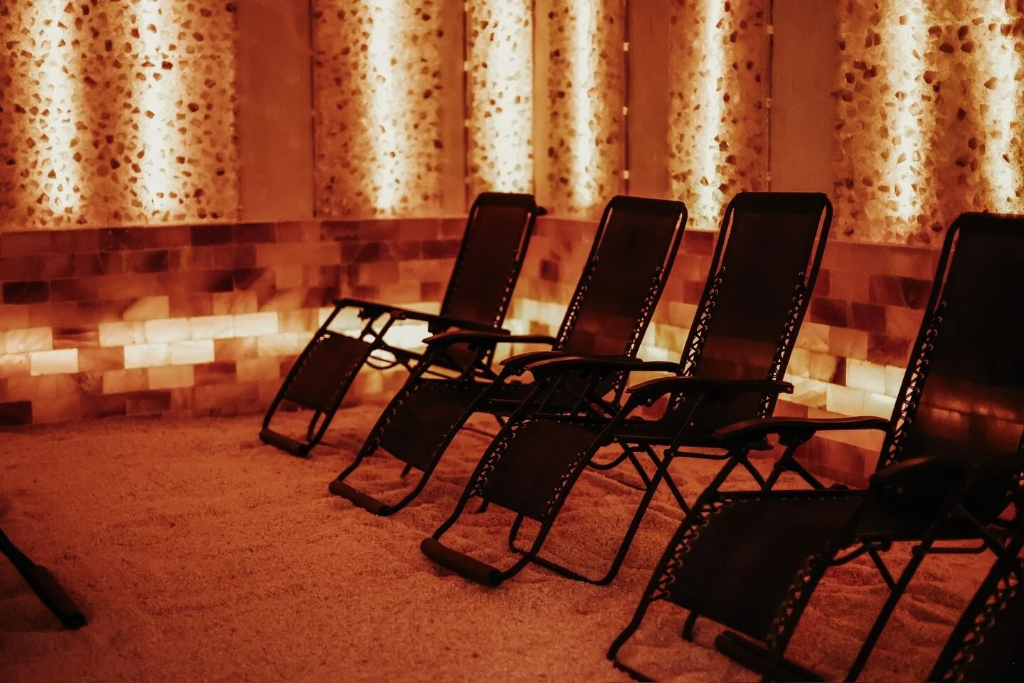 Book a Halotherapy session for only $24 on Mondays + Wednesdays — the perfect addition to your self-care routine for 2024 🤍 
What is Halotherapy?
✨ Halotherapy, also known as salt therapy, is a man-made salt room that uses a generator recreat