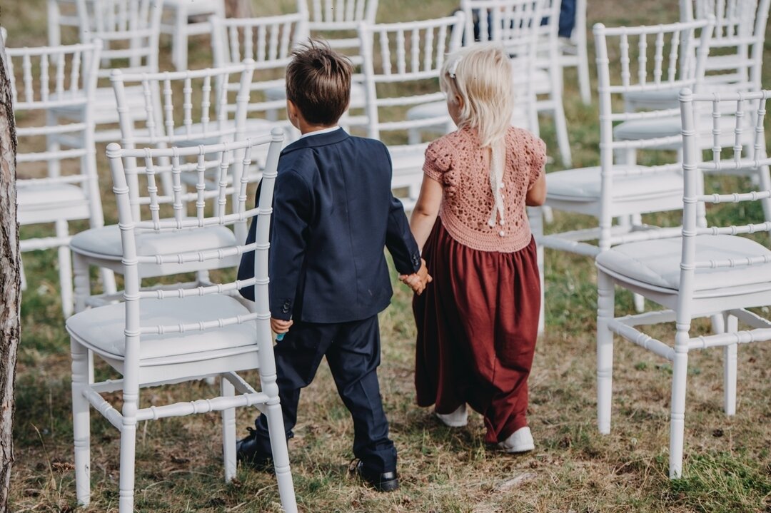 How sweet is this? 

Photo @fotografkristinehellemo 

#weddingbybrudepikene

#kidsinwedding #weddingday #weddingnorway #destinationwedding #norwaywedding #norwayelopement #nuptials #norway #outdoorceremony #utebryllup #barnibryllup #brudepikenesbryll