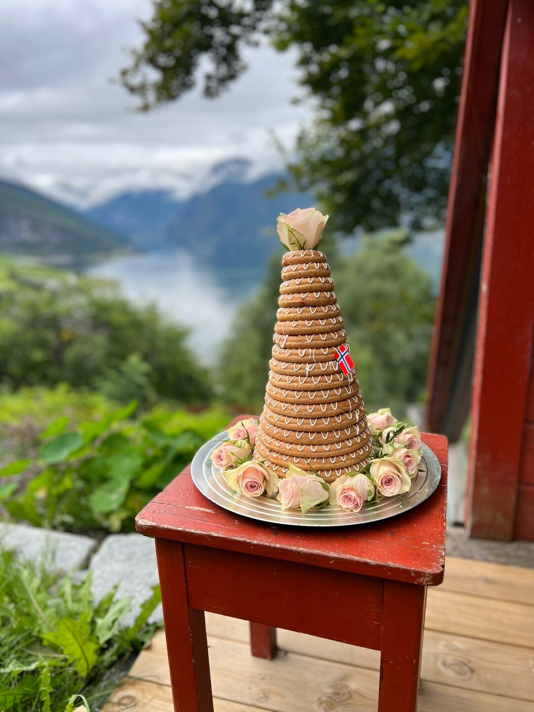 A cake with a view 🌸​​​​​​​​
​​​​​​​​
First we find the location, then we bring the rest 🩷​​​​​​​​
​​​​​​​​
 #weddingplannerduties #weddingbybrudepikene #cakewithaview #norwayelopement #weddingnorway #brudepikenep&aring;jobb #brudepikenesbryllup