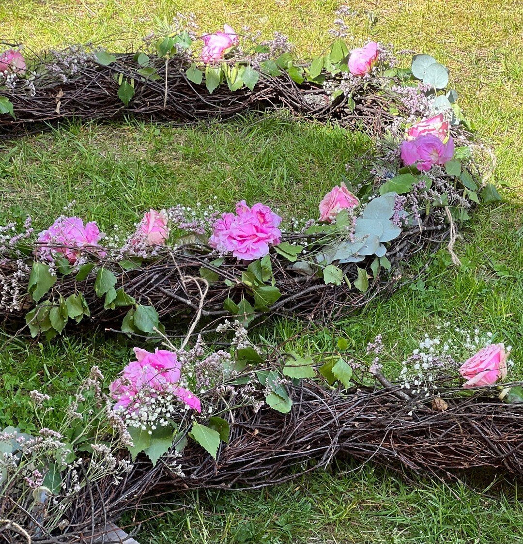 Flowers from one of our outdoor weddings 🩷

🌸 @bla_blomster_

#flowerwreath #blomsterkrans #weddingbybrudepikene #weddingflowers #outdoorwedding #weddingnorway #destinationwedding #norwayelopement #weddingplanner #norway #bryllup #blomsterkrans #br