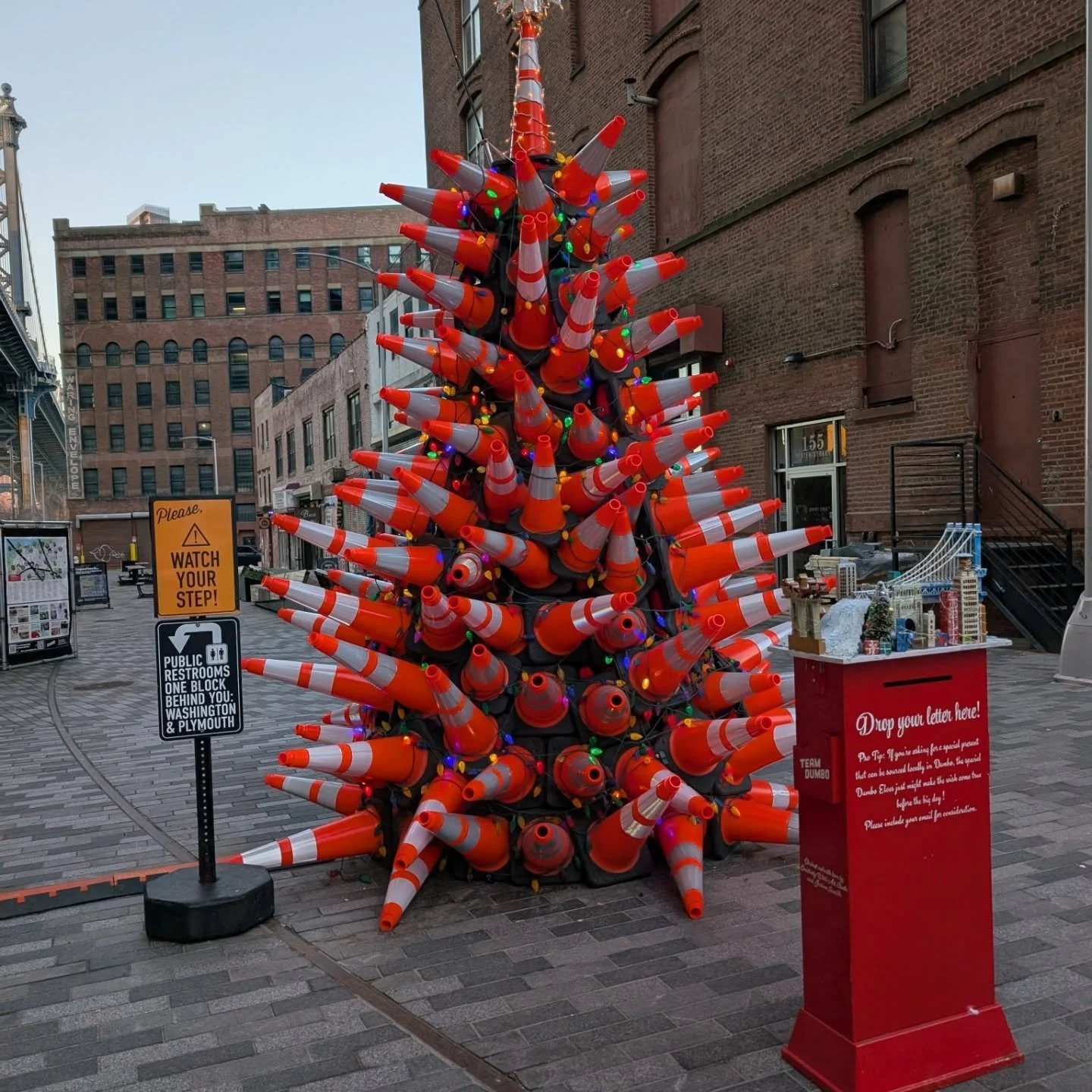 Happy holidays from Brooklyn 

#christmastree #safetycones #dumbo #Brooklyn #nyctourguide
