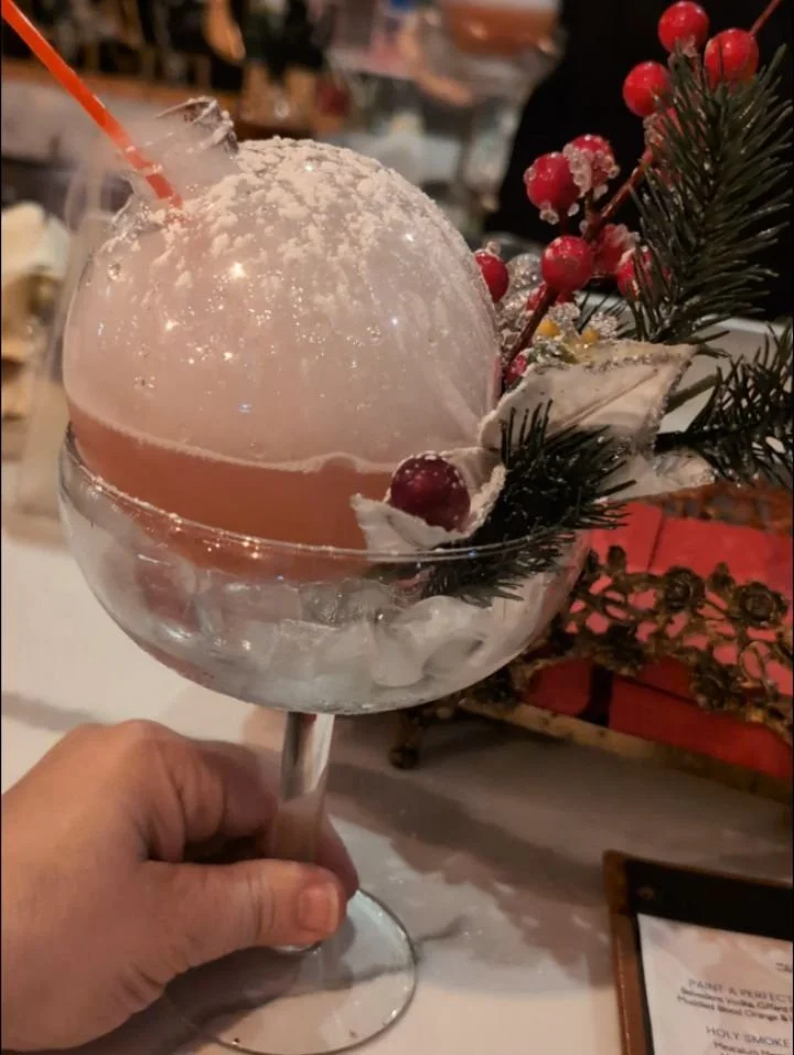 Christmas decorations and cocktails make for a fun (though over tabled) dinner with a friend for the holiday season.

#dinnerwithfriends❤️ #nyctourguide #christmasdecorations🎄