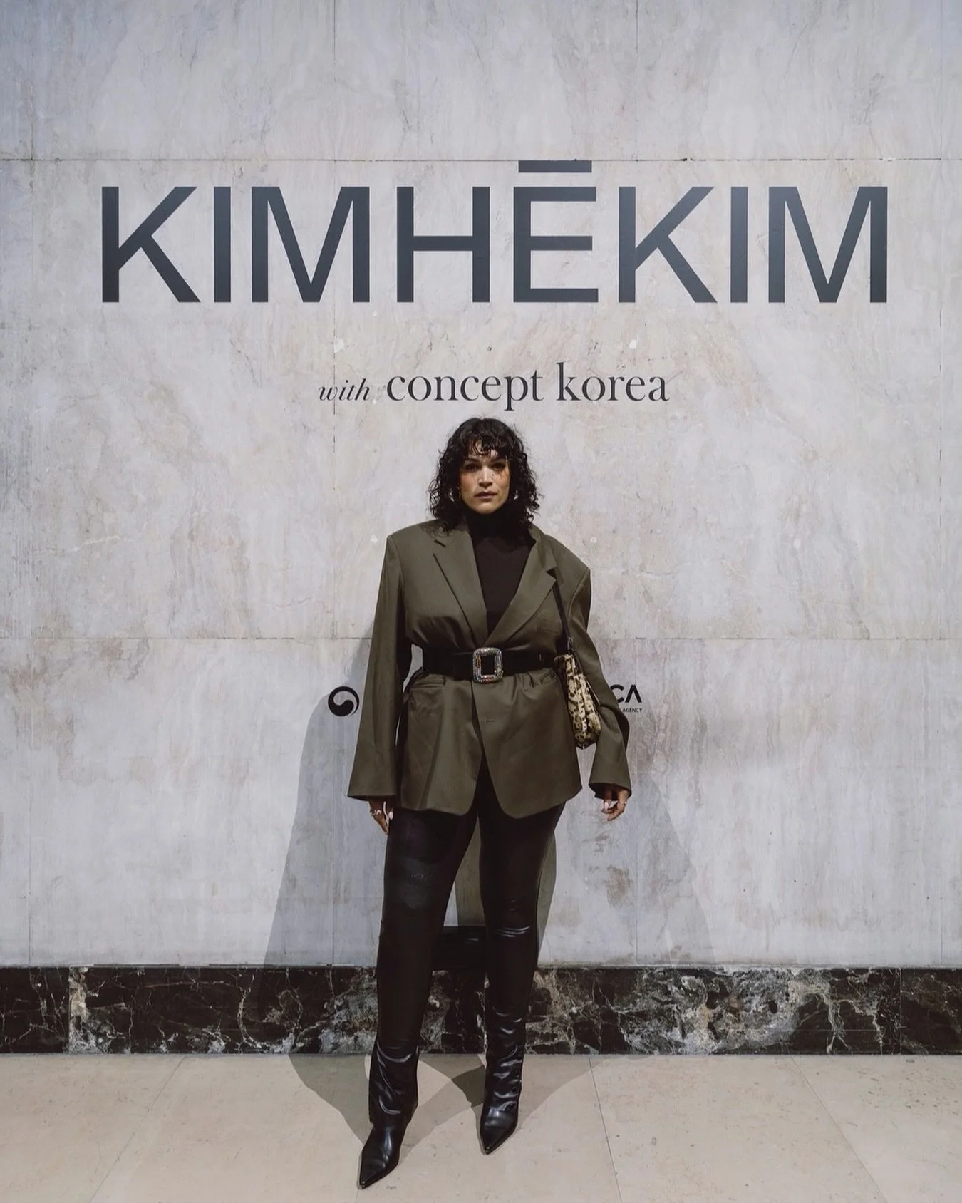 @jenniferatilemile attends the @maison_kimhekim at @parisfashionweek
⠀⠀⠀⠀⠀⠀⠀⠀⠀
@imgmodels @milkmodelmanagement @autrementpr #CWPR