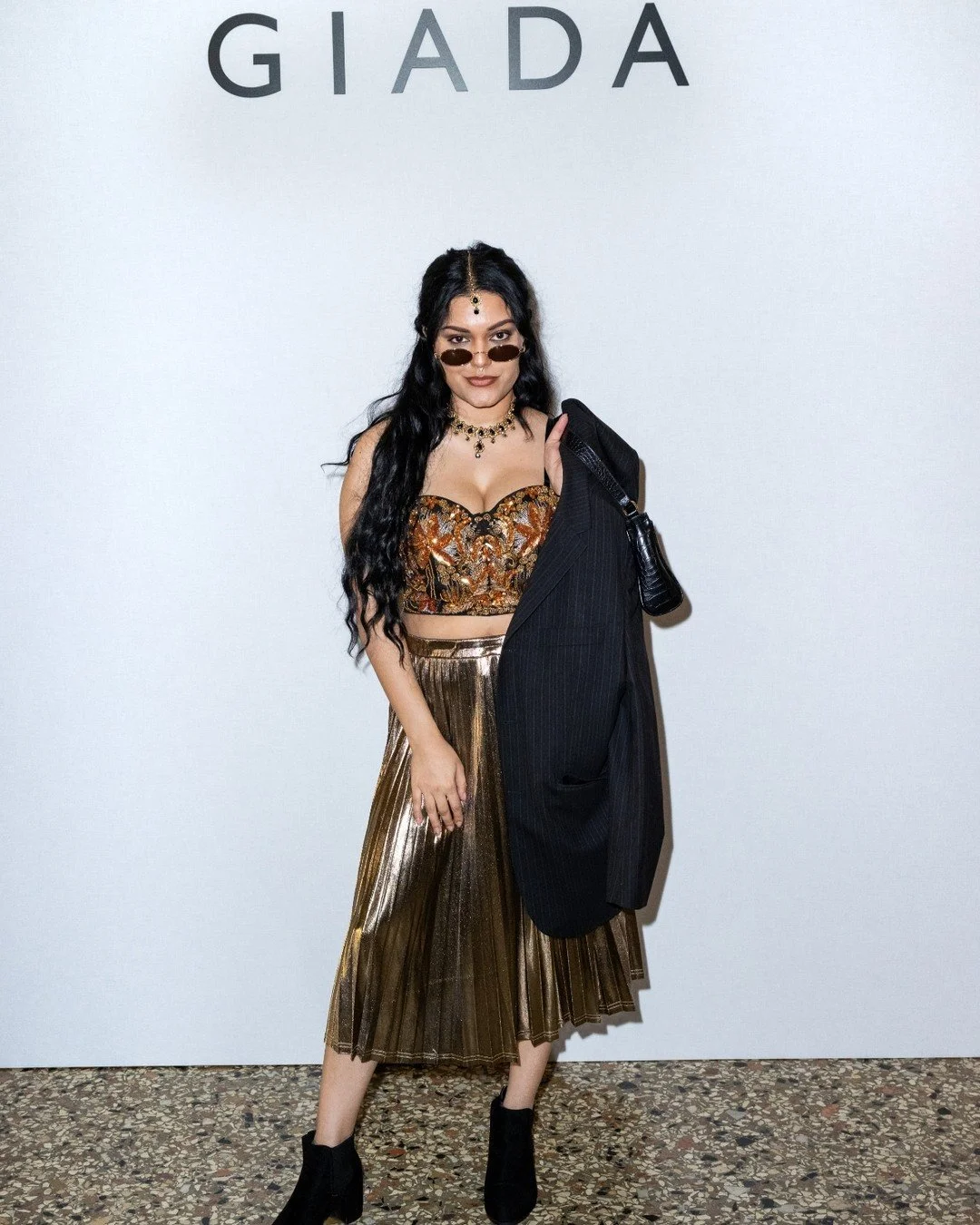 @manormaj attends the @giada_montenapoleone runway show at @milanfashionweek

@es_pr_communication @browneyedproduction #CWPR #MFW