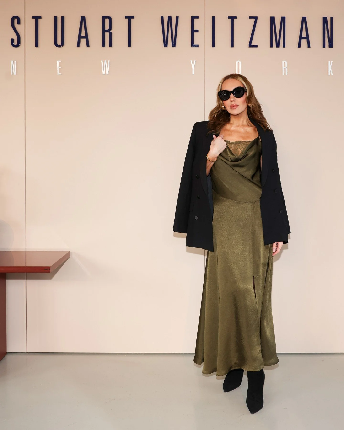 @theyskedit attends the @stuartweitzman presentation at @milanfashionweek

@karlaotto #MFW #CWPR