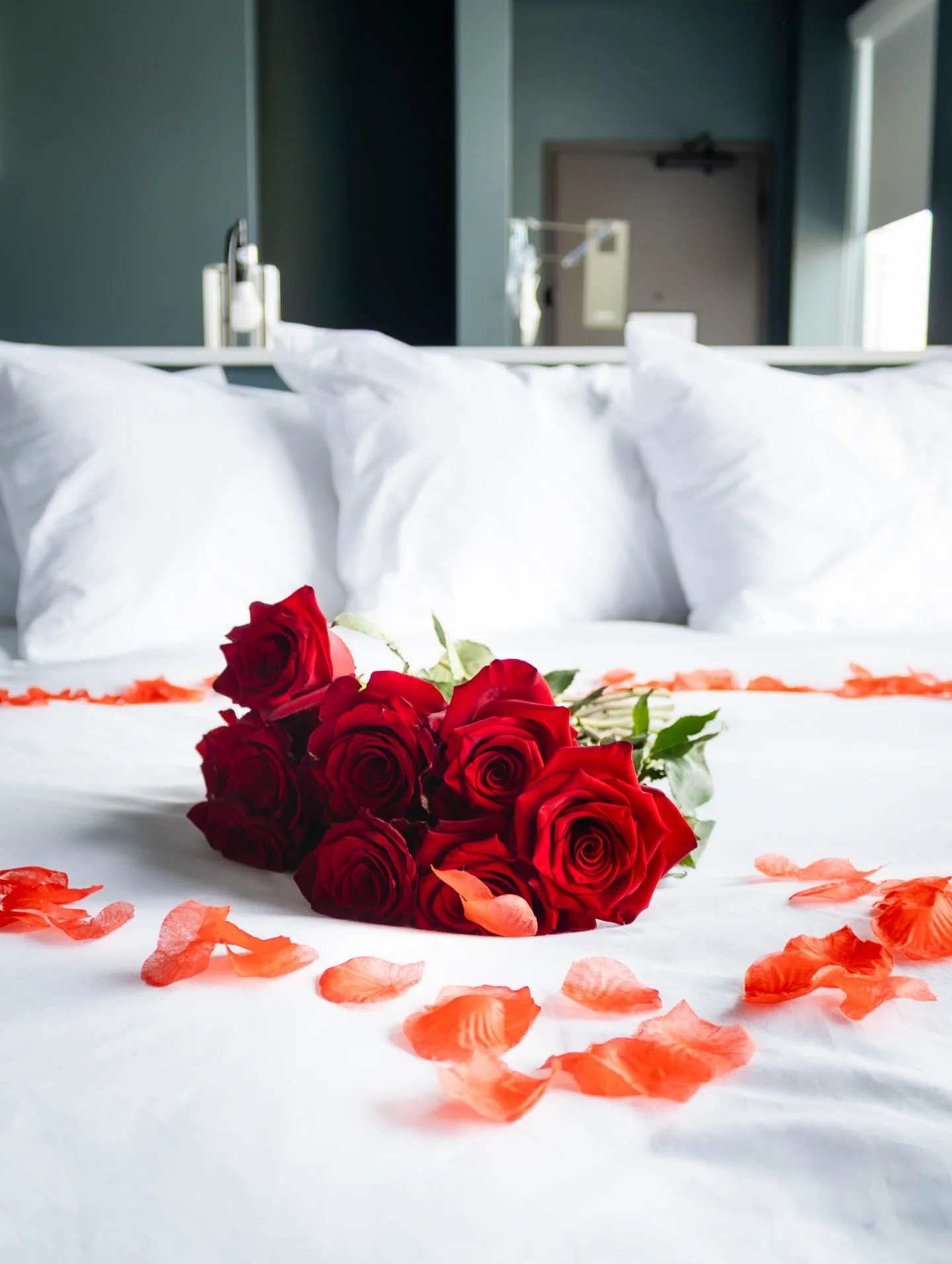 It&rsquo;s never too soon to start planning your Valentine&rsquo;s getaway.❤️ Book your stay at Hotel Alexander and don&rsquo;t forget to ask about our rose bouquet add-on for a modern, romantic surprise. 🌹✨#HotelAlexanderMN#ModernRomance#Valentines