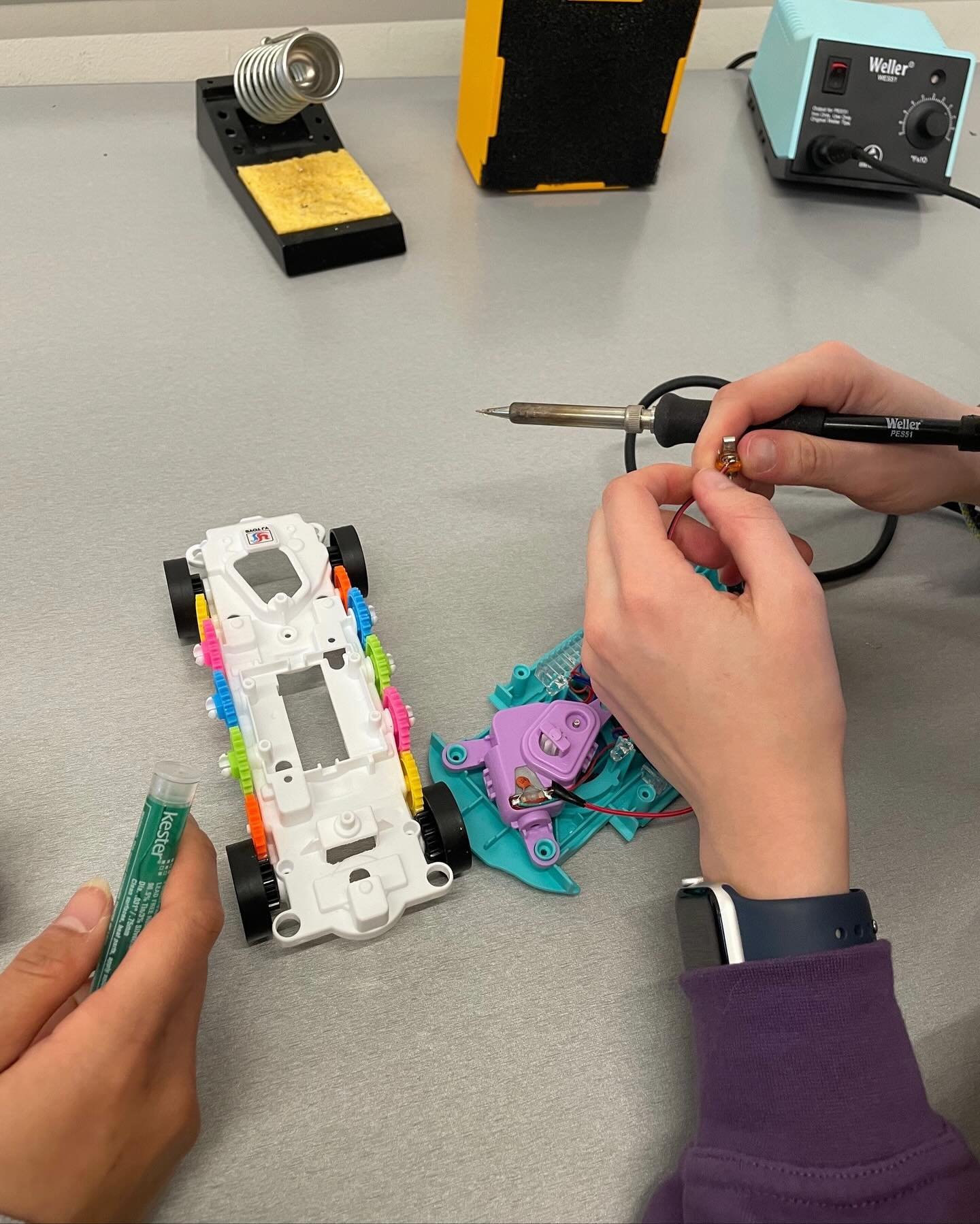 Last week we held our first toy adaptation of Spring Quarter! Our 15 attendees adapted lots of toys that were freshly introduced to our workshops including various transparent gear vehicles and a puppy bubble machine. Thank you to everyone who attend