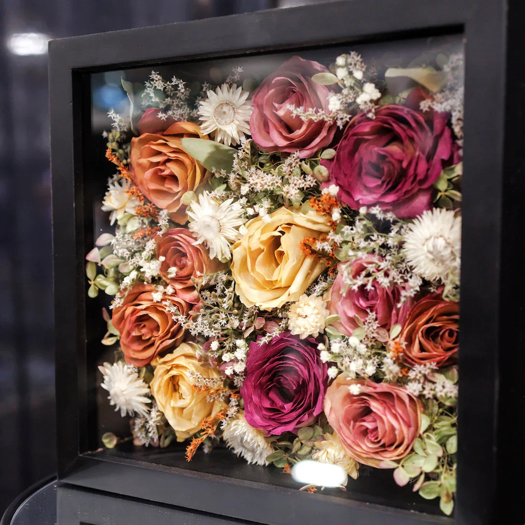 bridal-wedding-bouquet-preservation-flower-black-shadow-box-2.webp