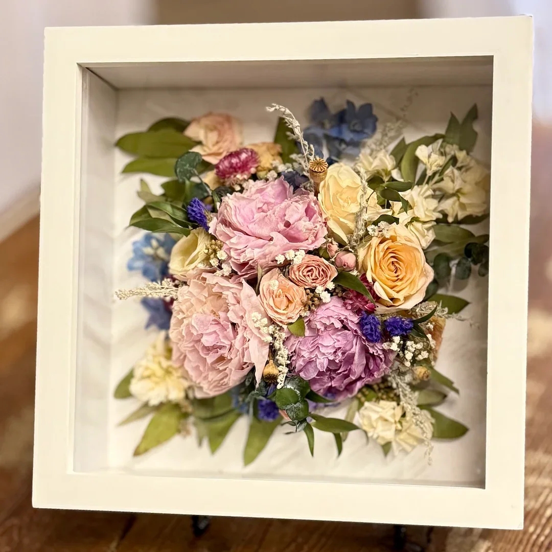 white-shadow-box-wedding-flower-preservation-dried-flowers-forever2.webp