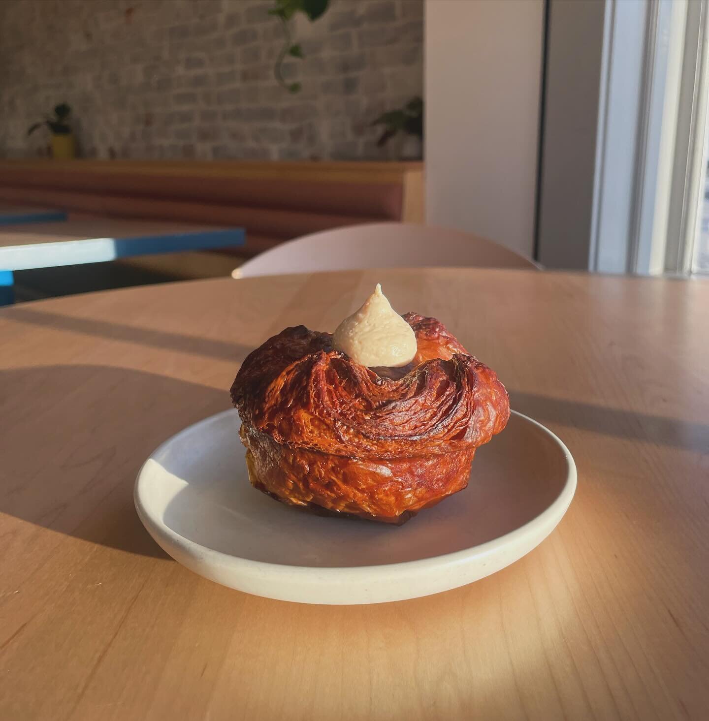 Introducing&hellip; GUAVA KOIUGN-AMANN 😛
Our laminated dough with a caramelized sugar crust, filled with guava curd and topped with a guava cream cheese frosting. Swipe to see the goodness inside ➡️
Now available EVERY DAY 💥💥💥