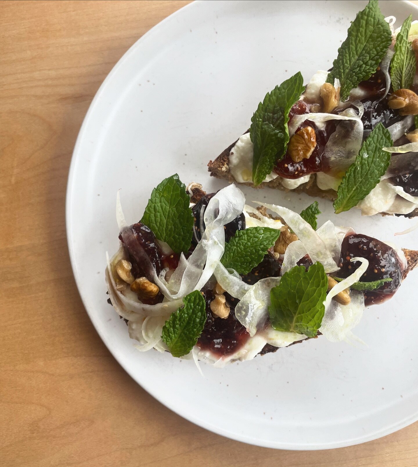 🍴 FIG &amp; RICOTTA TOAST 🍴
We&rsquo;re using up the last of our stash of @dandelionspringfarm black walnuts for this one! Fresh ricotta and fig-spruce jam on top of our oat porridge loaf, with mint, shaved fennel, and black walnuts. Here for a goo