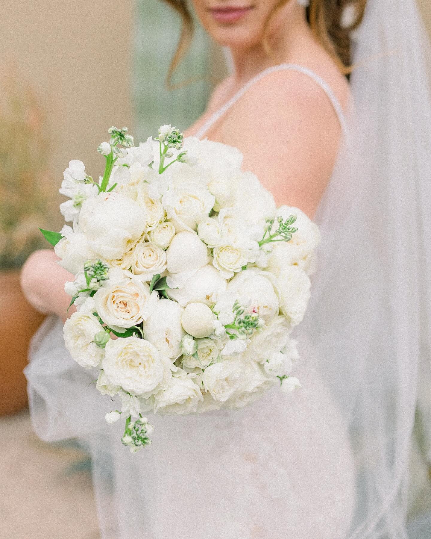 Creamy florals will always be a favorite✨