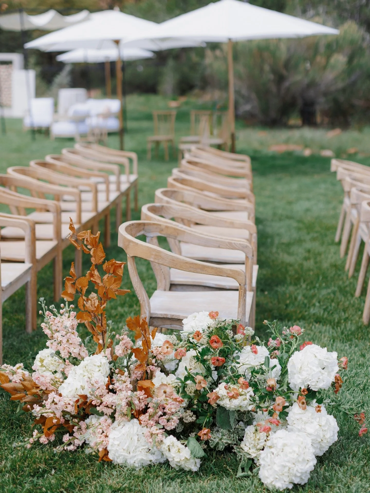 This ceremony felt so true to its surroundings. Soft, textural florals layered low along the aisle, warm wood tones, and the red rocks quietly holding everything together.

Nothing felt forced&mdash;just thoughtful design, beautiful light, and a sett