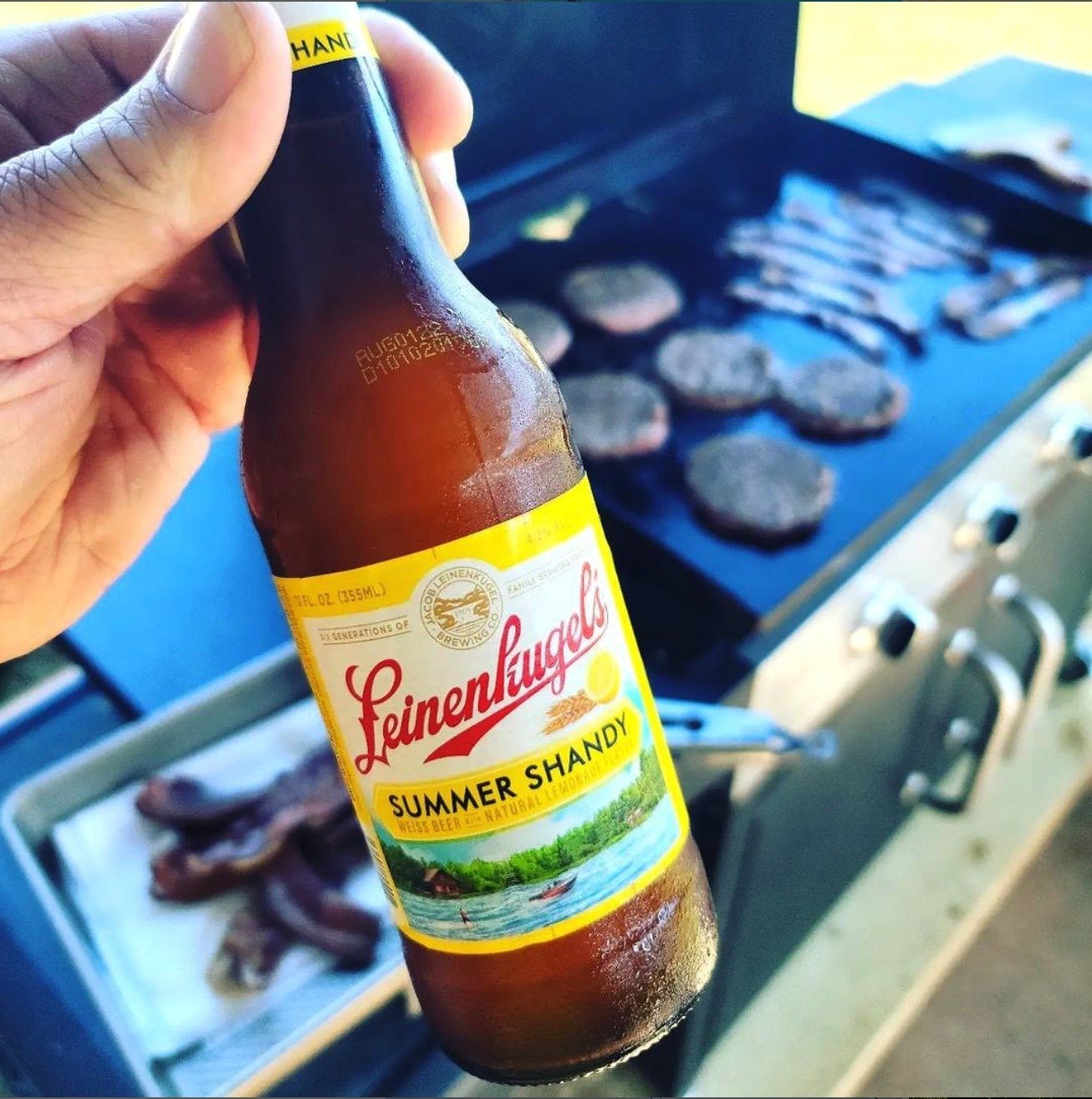 Every backyard in the tri-state area this weekend.

#chicagolakeliquors #leinenkugels #70degrees #grillinandchillin #midwest #minnesota #grilling #cookout #bbq #youbetcha #beerandbrats

📷 @leinenkugels