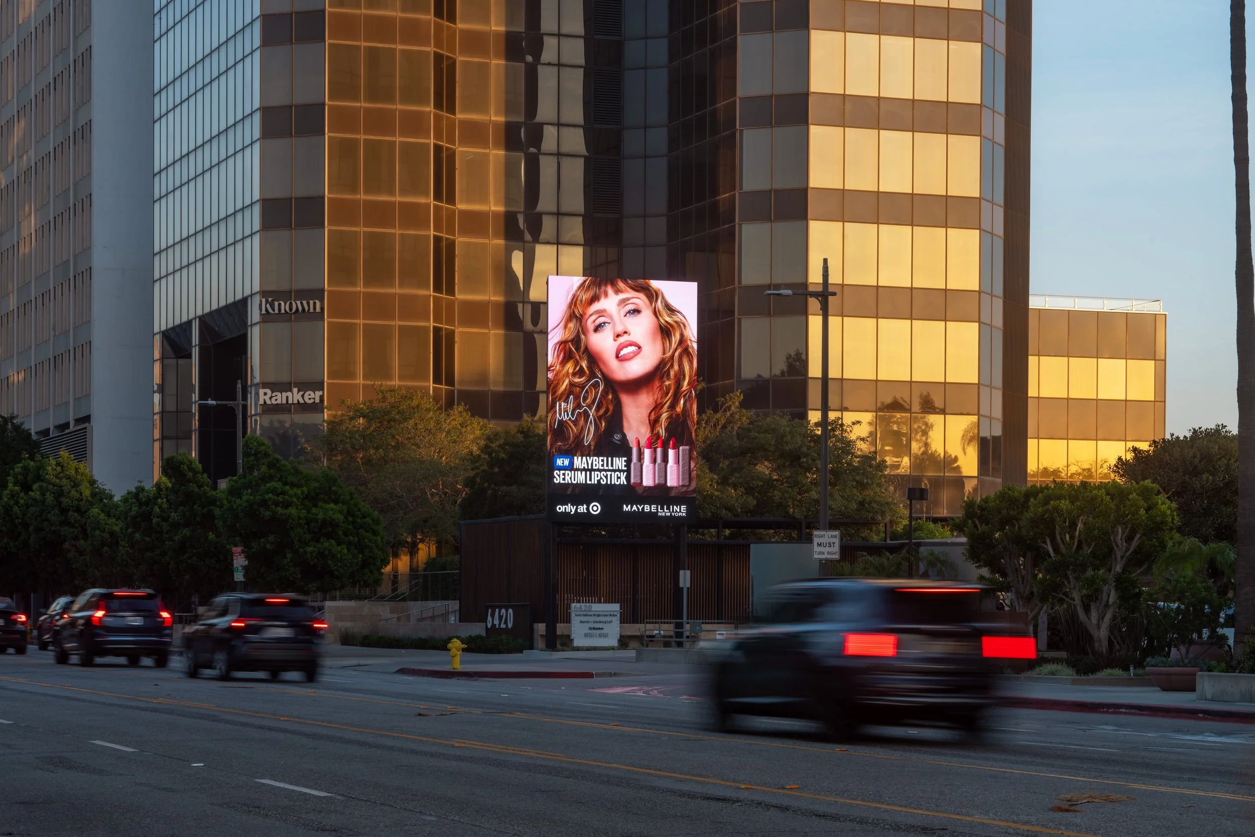 6420 - Maybelline - Miley - 04.jpg