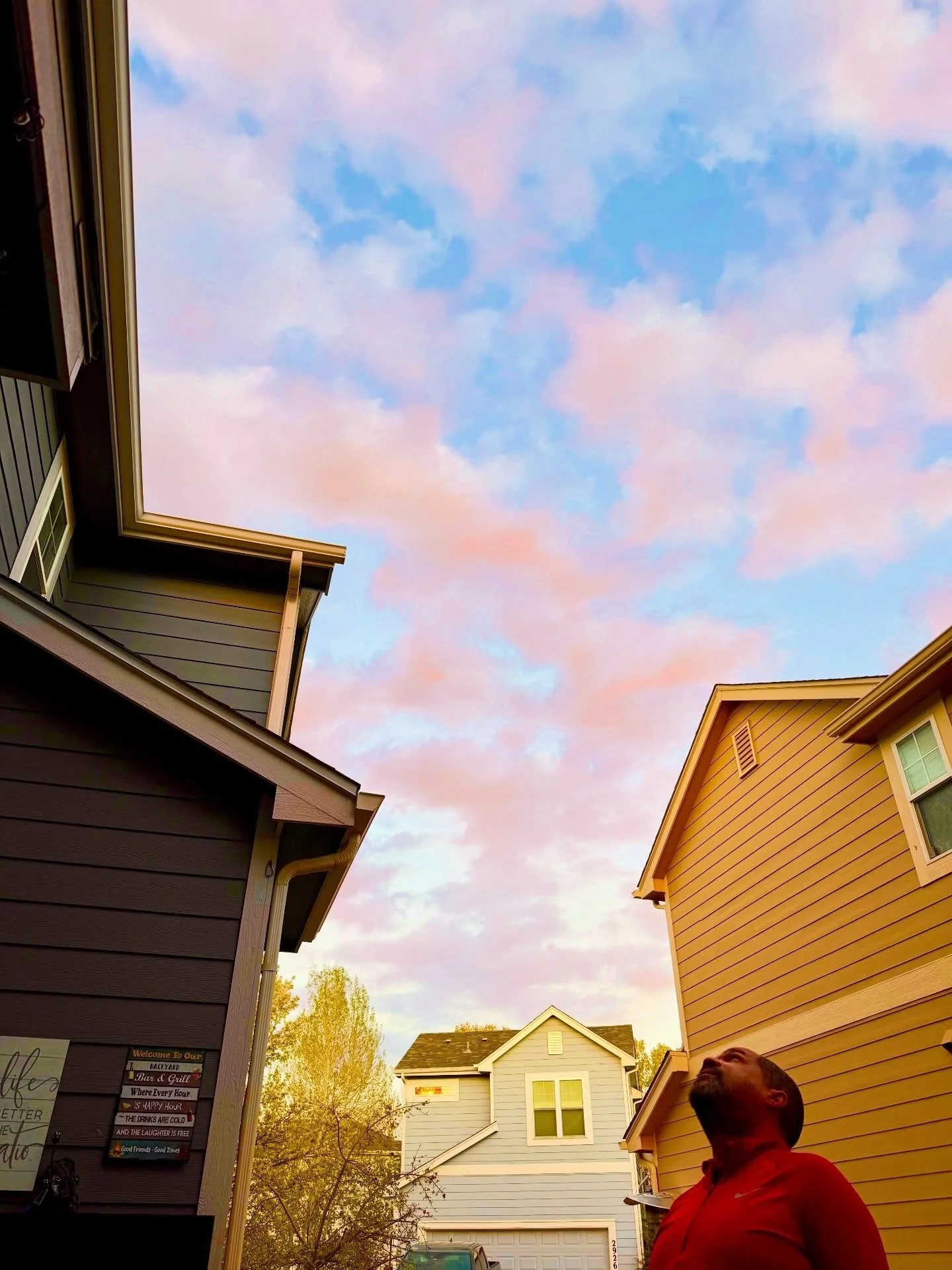 Don&rsquo;t forget to LOOK UP every once in a while! 😍

When you&rsquo;re so focused on the minutiae and the nitty gritty of your big dreams, you lose sight of the bigger picture. 
You miss the MAGIC!

So take a step back today. What MORE do you see