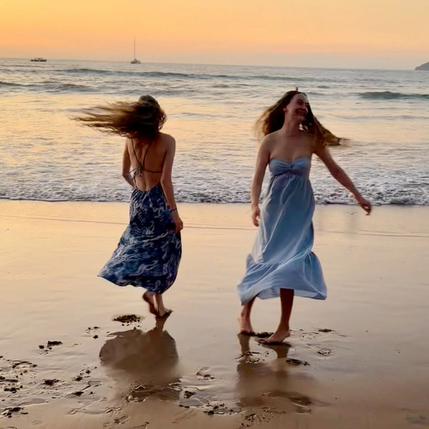 Have you had any "twirl-in-the-sand-like-no-one's-watching" moments today?! 
The ones where you feel FULL of giggles and FREEDOM? 💖

If my days aren't full of ⬆ these moments, what's even the point?!

👉 So here's your reminder .. or your 