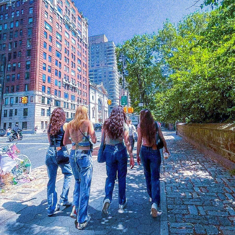 pov: you + the besties otw to tour your new high rise apartment at The Scholar 🏙️
&bull;
DM to schedule your tour time slot during our Open House for a chance to win an iPad of any color + Apple Pencil ✏️ 
&bull;
&bull;
#scholaruab #scholar #uabblaz