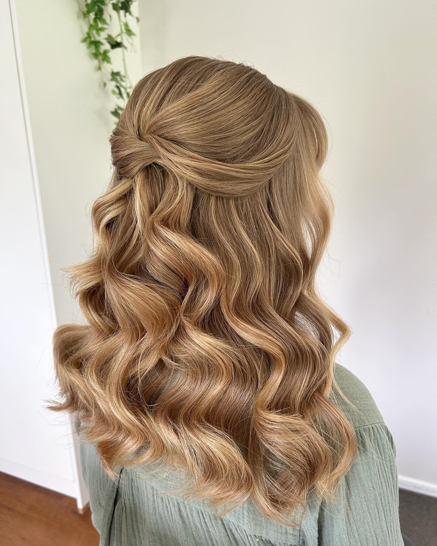 Wavy half up half down for Alysia&rsquo;s bridesmaids yesterday 🙌🏼 

How beautiful is Nicolas natural colour. So pretty ✨