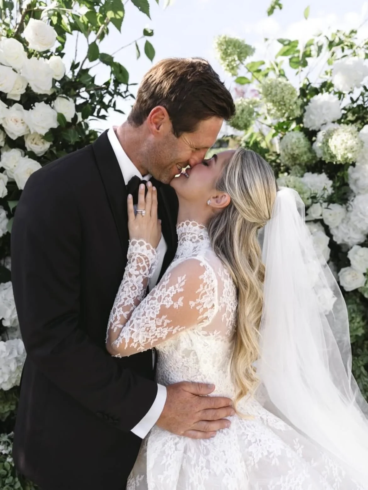 What an incredibly gorgeous day @frankymarch and @adam_lourie 🤍 

Working with an amazing team of vendors 
@fionawright__ 
@stephanandnakita 
@onelovelydaystyling 
@michelecoomeyfloral 
@tantalusestate