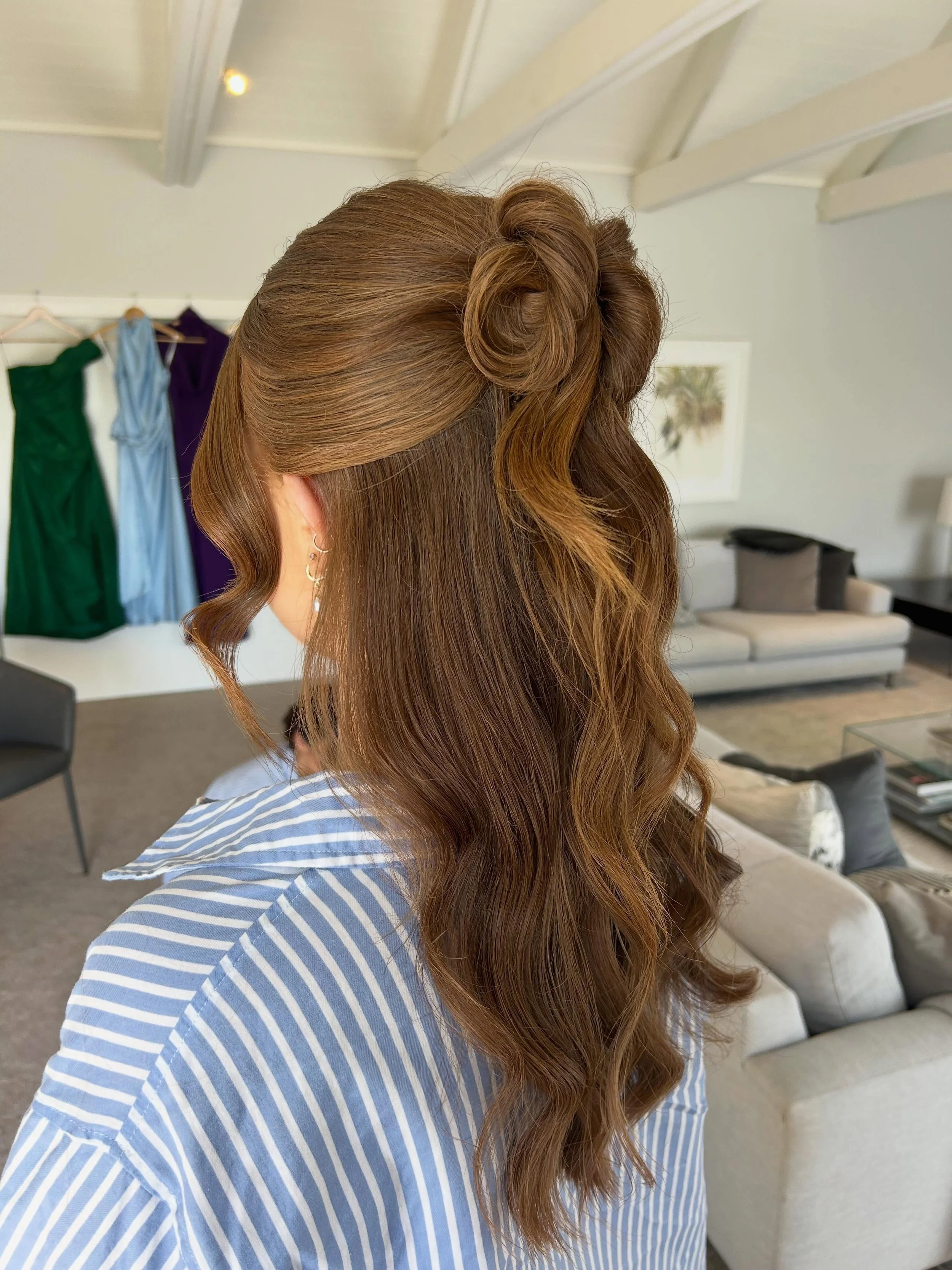 Half up half down for one of Graces beautiful bridesmaids @sinead_ocaoimh 🤍 beautiful morning with these beautiful ladies x

Working with the fabulous @katesolleymakeup @wildly.madly.deeply @kerynsweeneyphotographer @greyareaproduction @ruthfionaflo