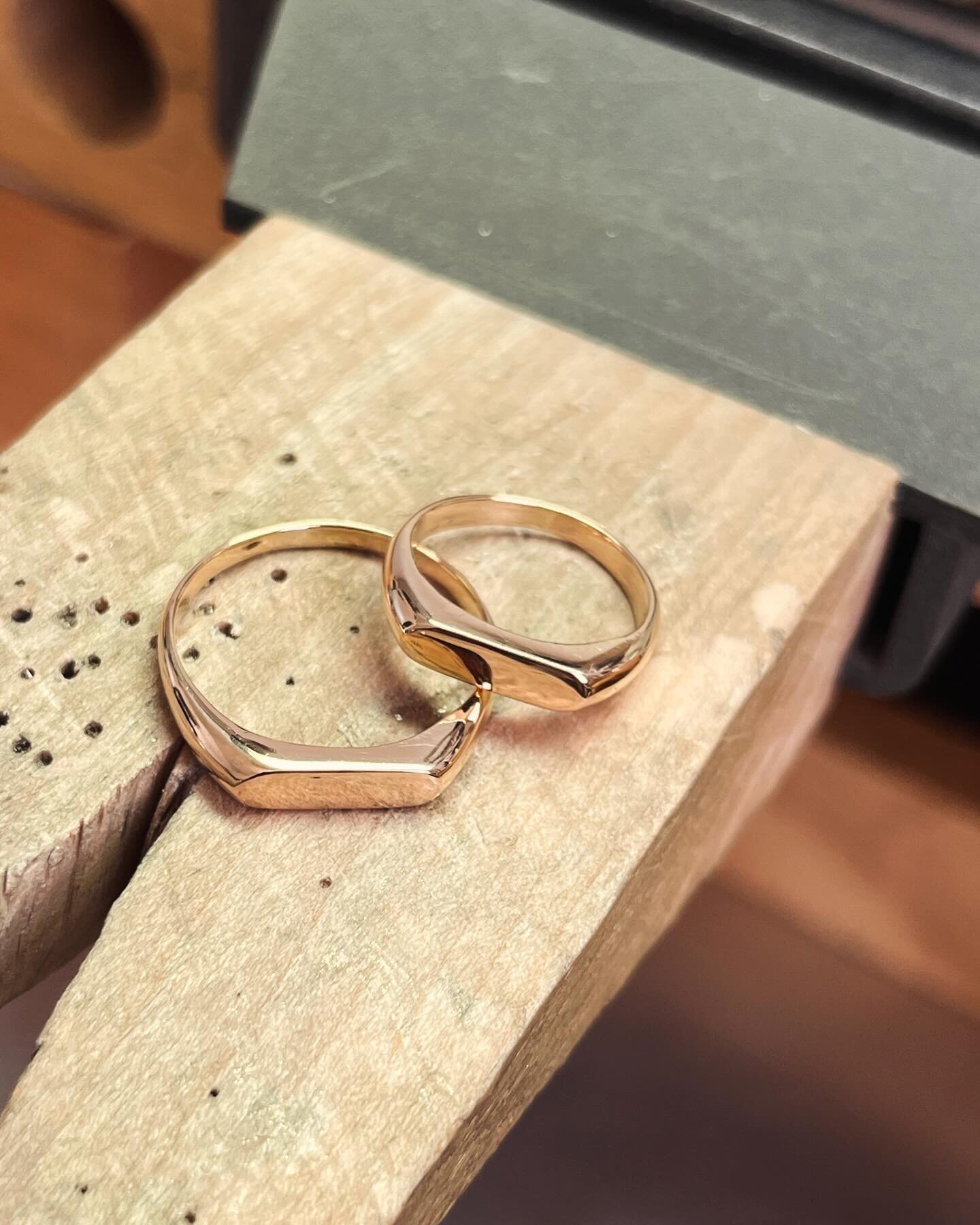 A peek at a few of my last of projects in 2023 🗓️

✨ A set of his &amp; hers gold Aisha Signet Rings 
✨ A custom Emerald Sloane Necklace for Eunice 
✨ A gorgeous custom diamond halo engagement ring for Alexis &amp; Brandon 

I have so enjoyed creati