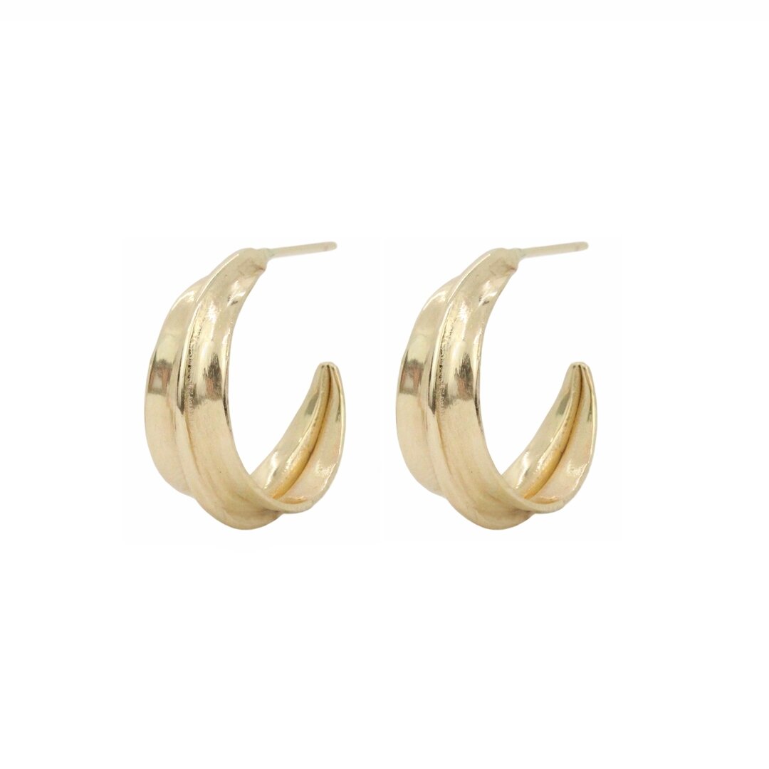 Solid Gold Baby 😎✨ Did you know that in addition to our best selling bronze and silver the Ridge Hoops we offer a mini version made in solid 14k? If you have been searching for the perfect everyday cuff hoop to wear 24/7 this is it! ⁣
These pretties