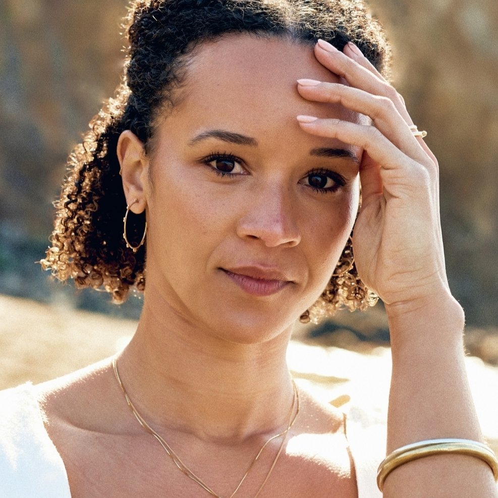 Comfort is Key. While we love the heft of a chunky hoop, sometimes you just want to go with something feather light. Enjoy earring styles that show up but won't weigh you down, featuring Marais, Lula and Moritz - all in stock and ready to ship.

📸 @