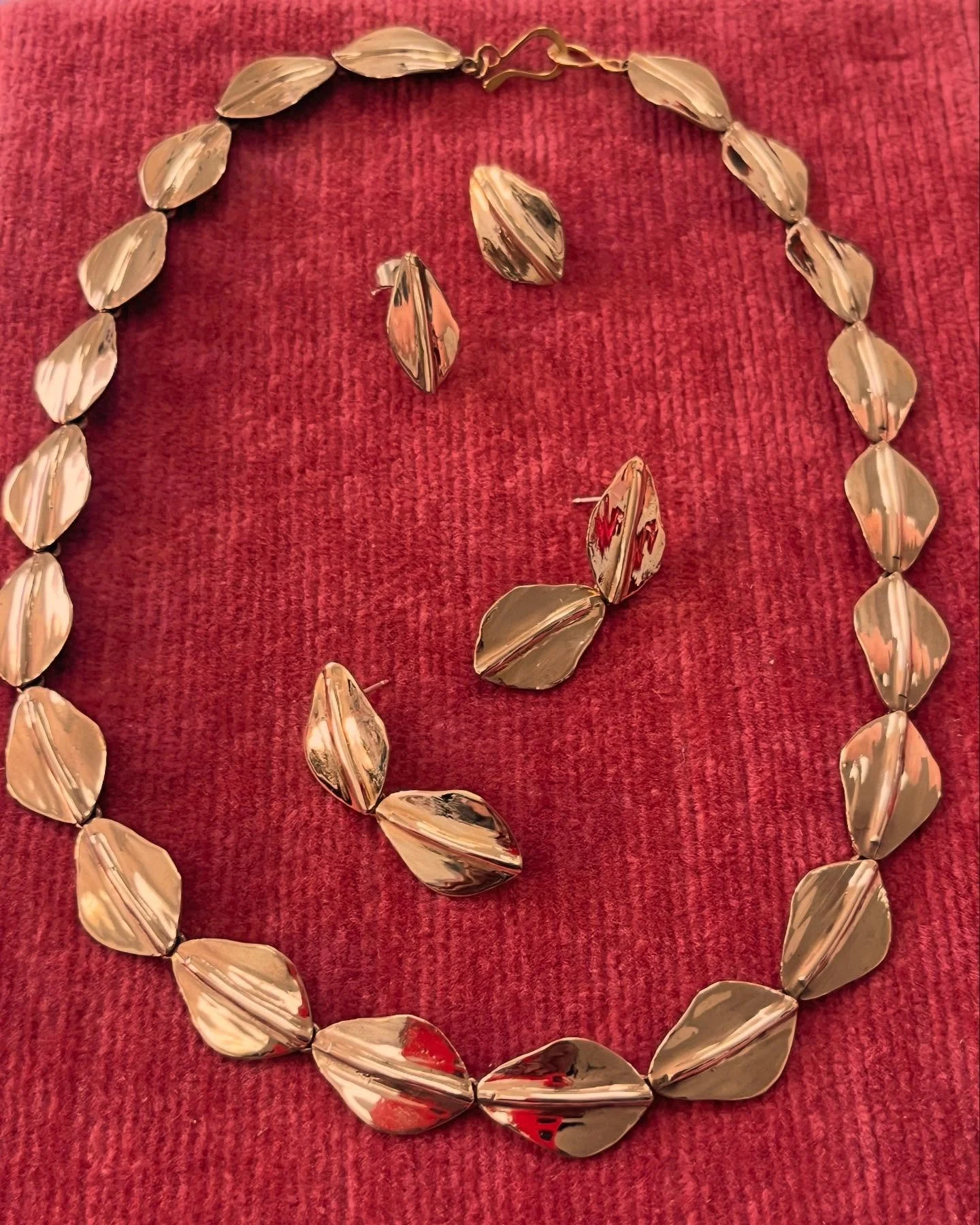 I confess that I have not given these new Ridge Fan styles enough love in the feed! These pretties are in stock, Ready to Ship and 15% off thru 12/17. 

I have only one Ridge Fan Link necklace left in bronze and one in silver! The studs and double dr