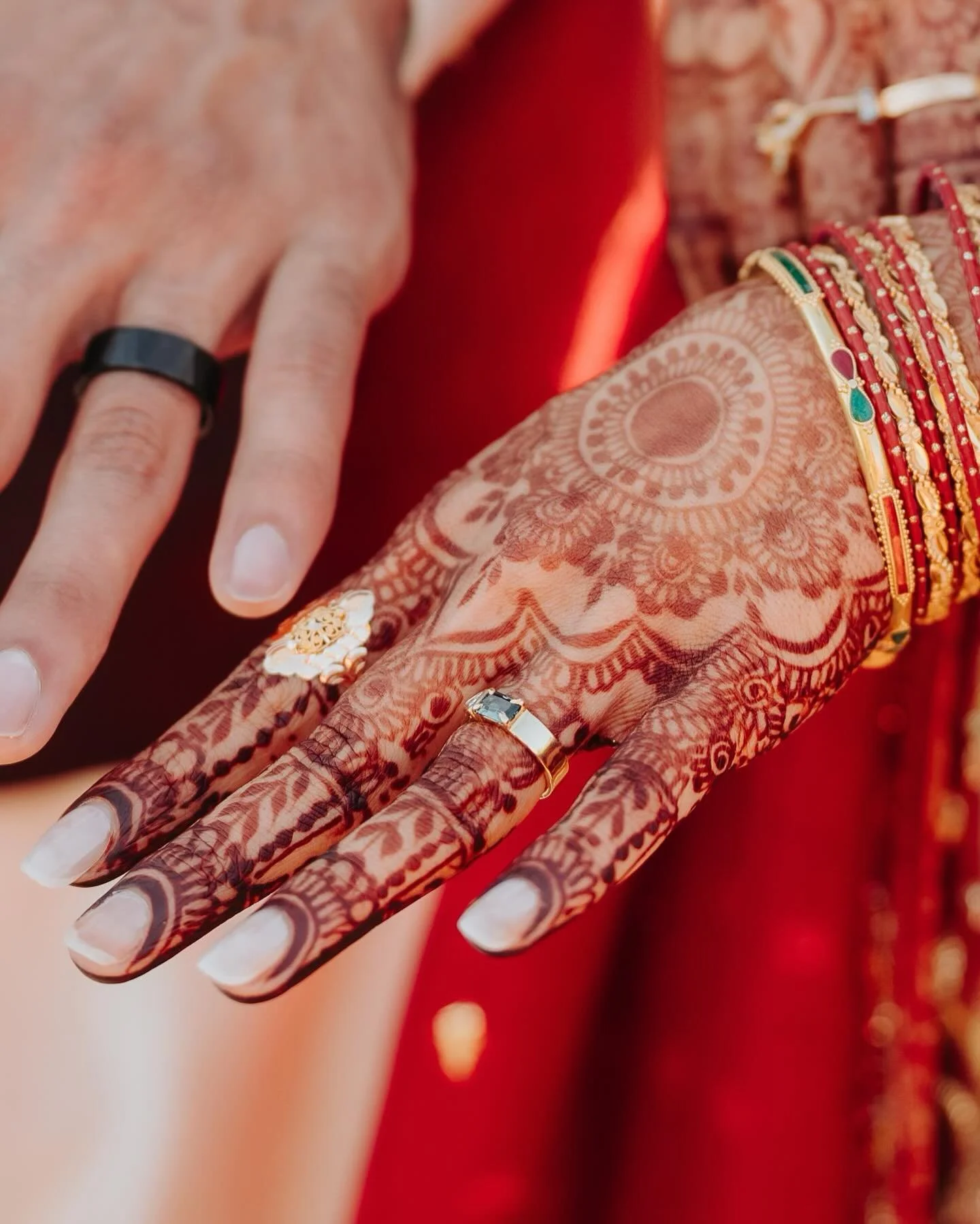 Remember months ago when I posted those delicious teal sapphires in my stories? Well, my custom client clearly chose a winner! I am so excited to finally share this beautiful, modern commitment ring commissioned by Nayaab and Hussain 💫

I always try