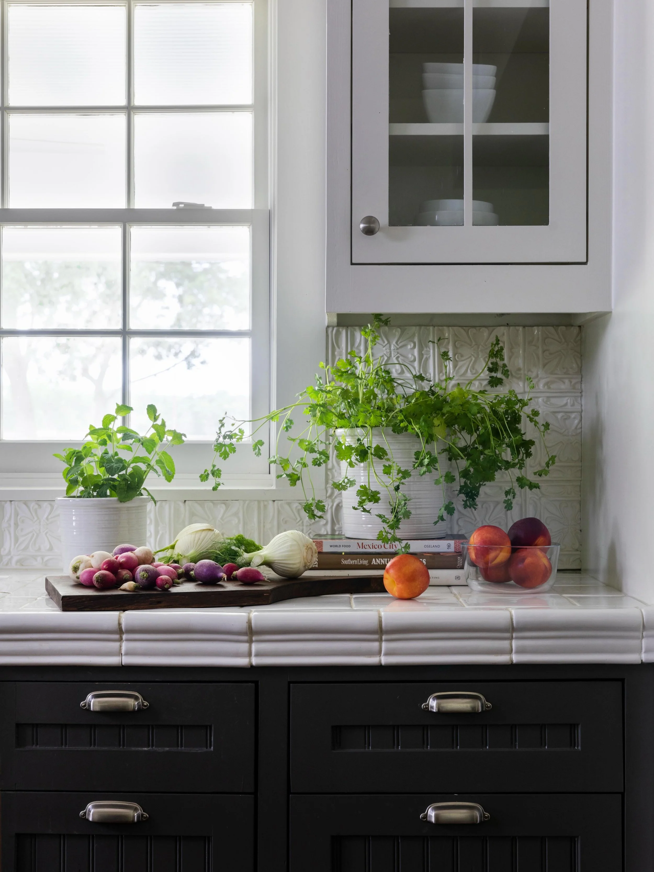 A Round Top kitchen ready for summer&rsquo;s bounty🫜

Photography by @juliesoefer
Styling by @jbheditorial