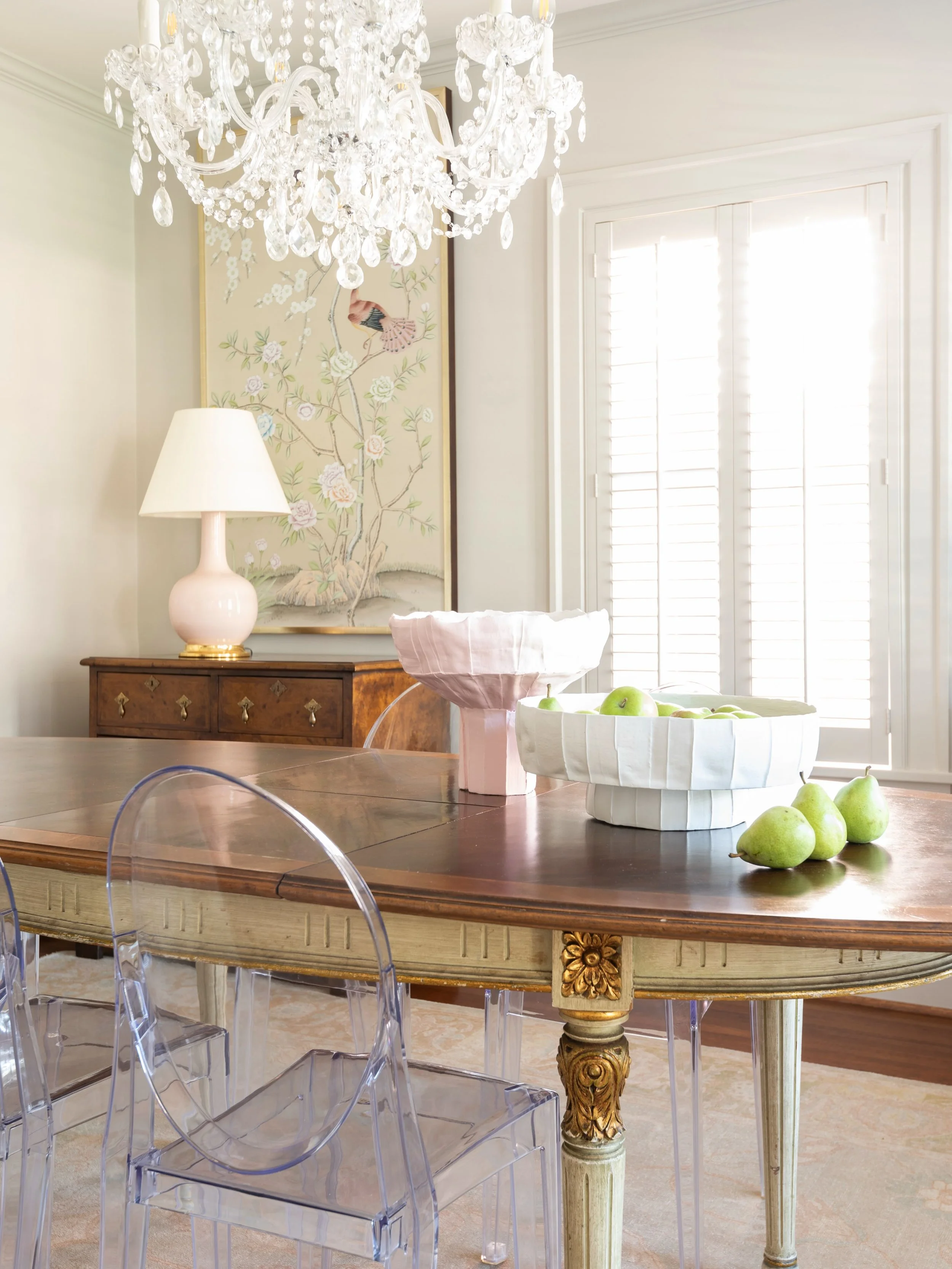 When in doubt: Ghost chairs 

Photography by @ccasbo